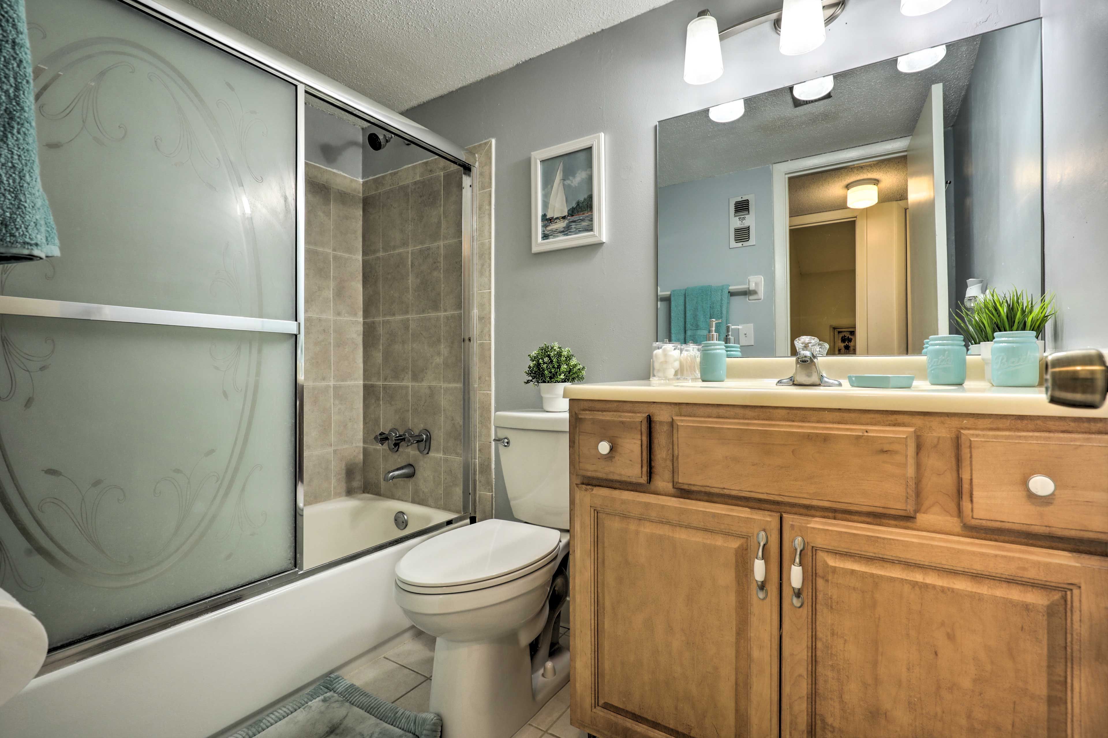 Full Bathroom | Complimentary Toiletries
