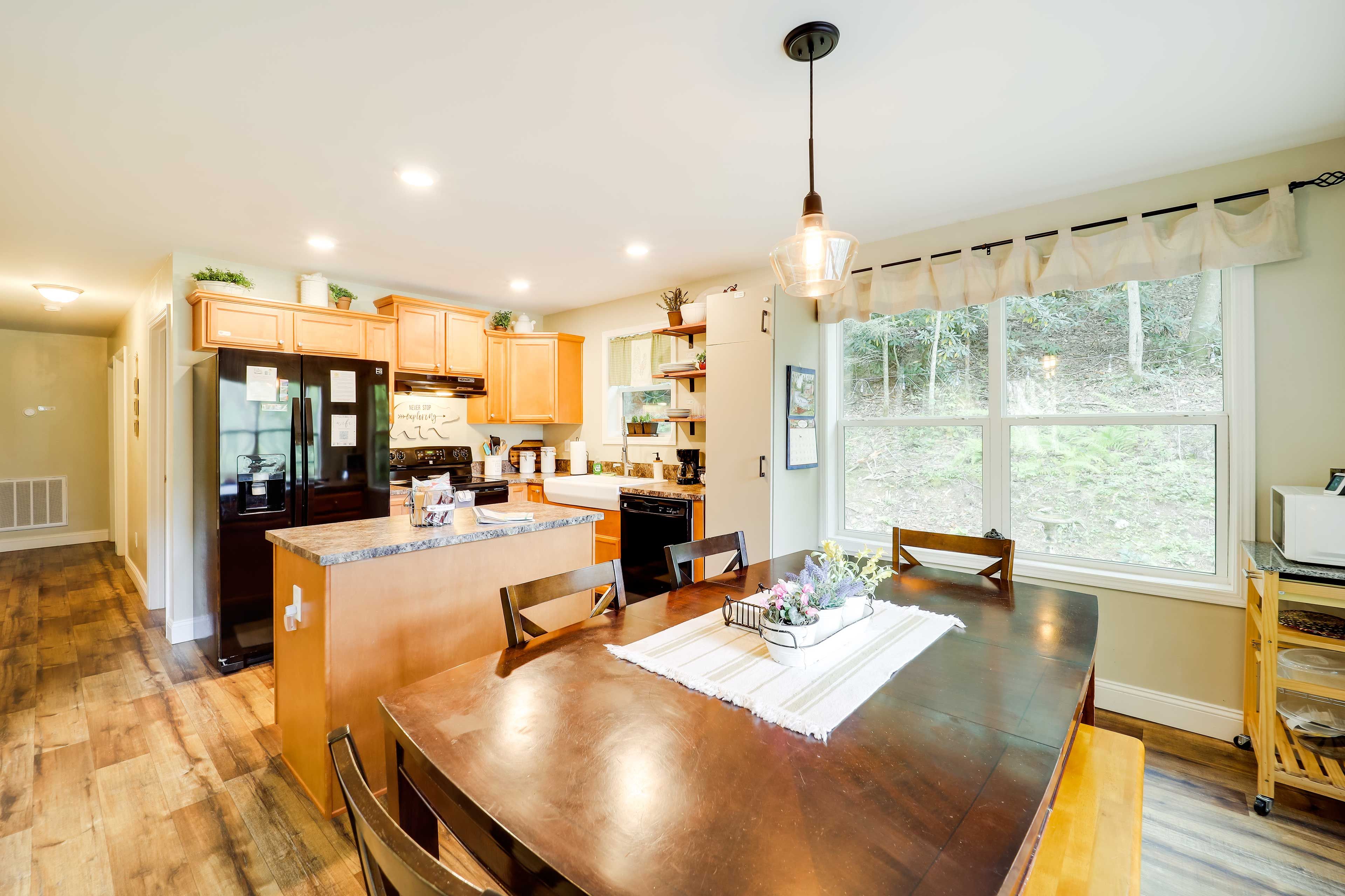 Dining Area | Dishes & Flatware Provided