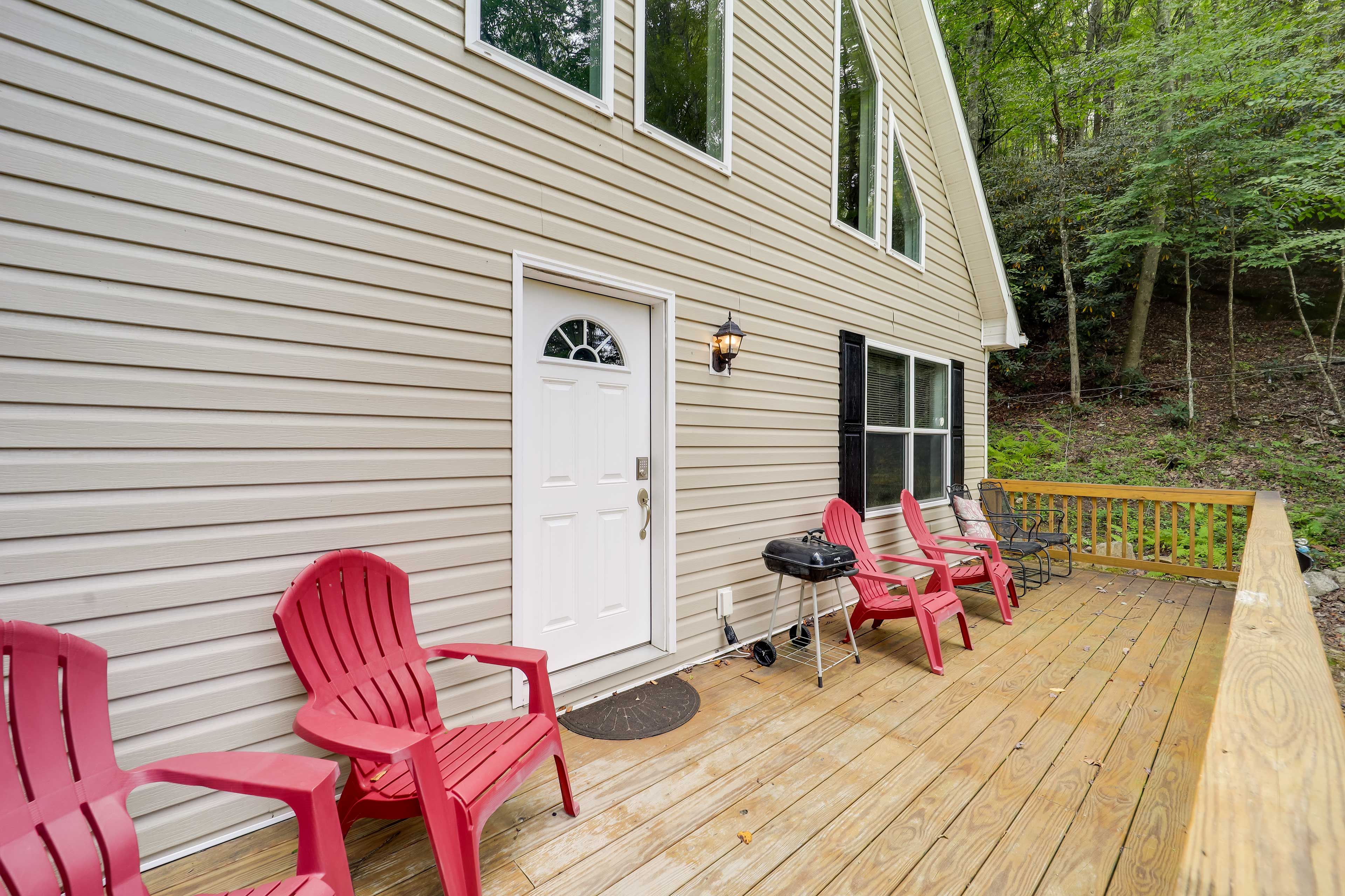Furnished Deck w/ Seating