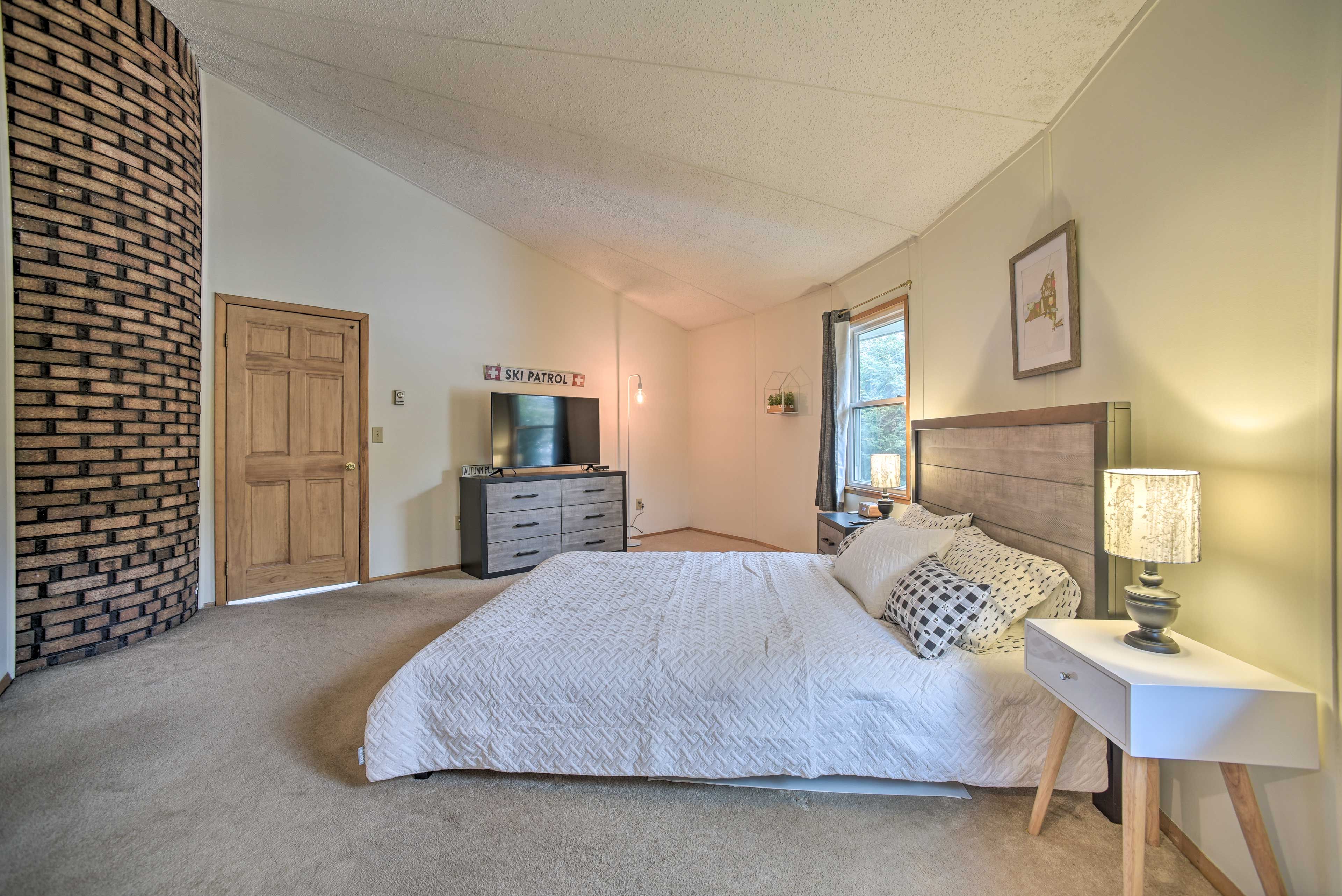 Bedroom 1 | Linens Provided | Smart TV w/ Cable