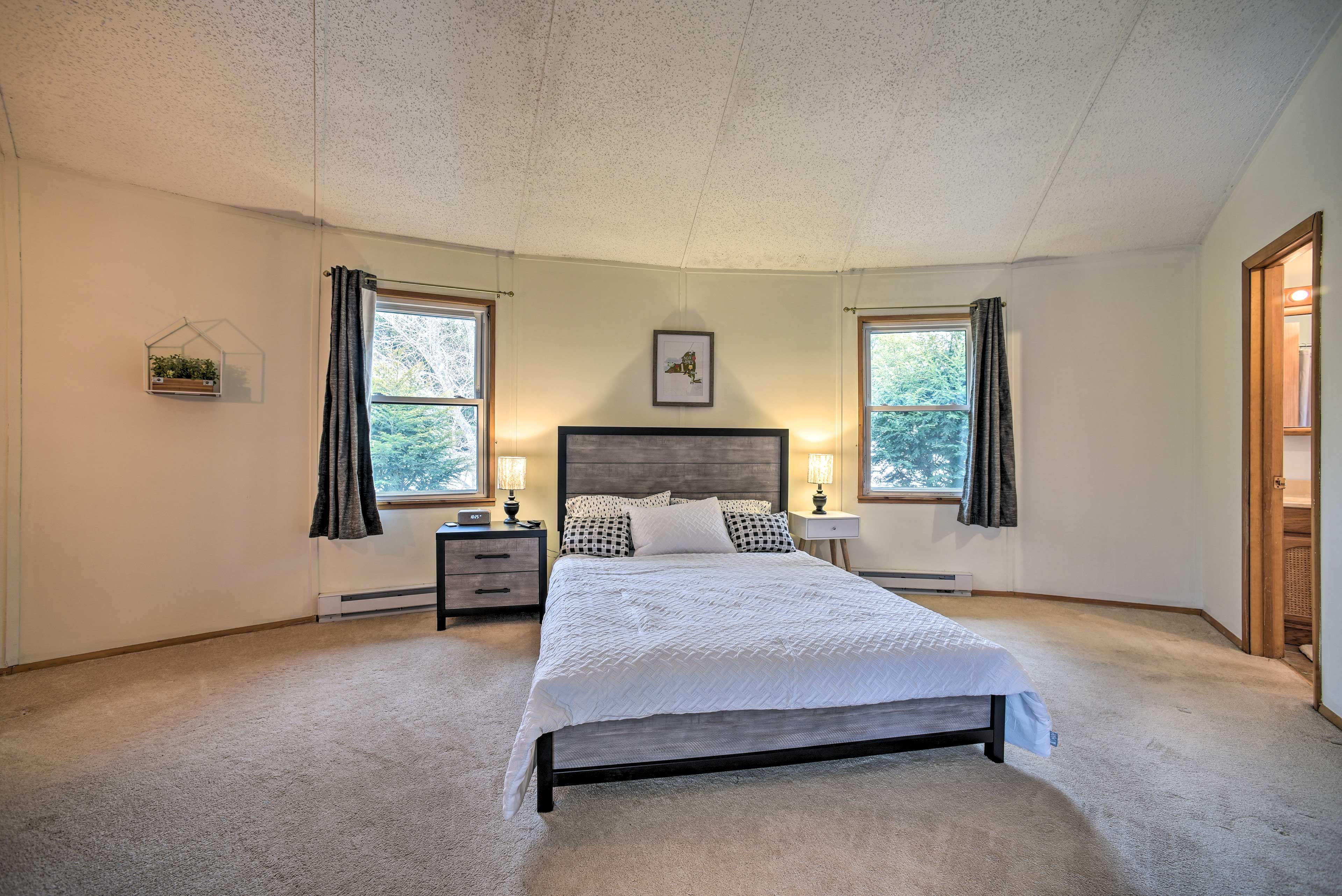 Bedroom 1 | Queen Bed