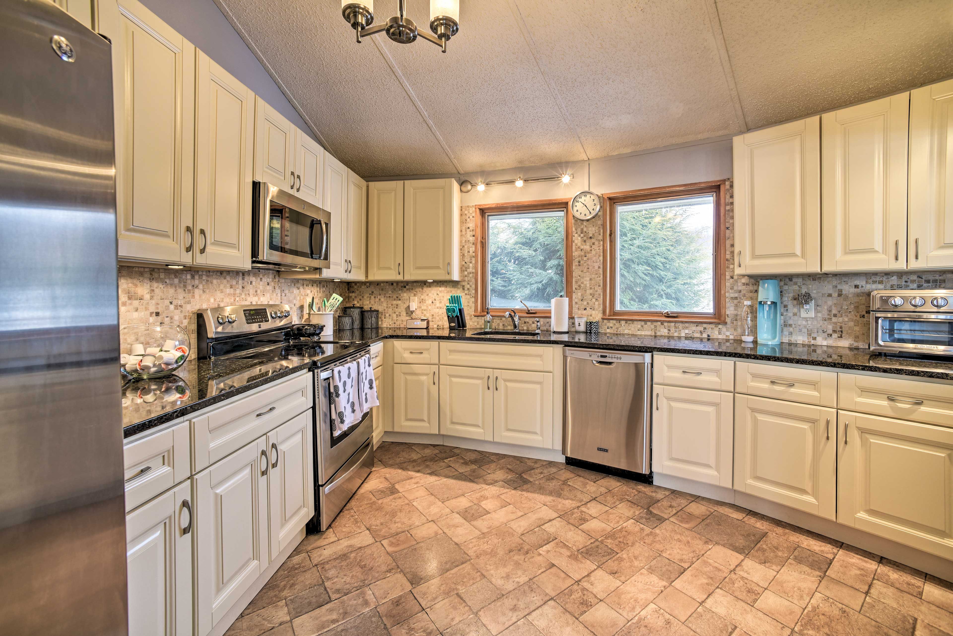 Fully Equipped Kitchen | Keurig Coffee Maker | SodaStream | Toaster Oven
