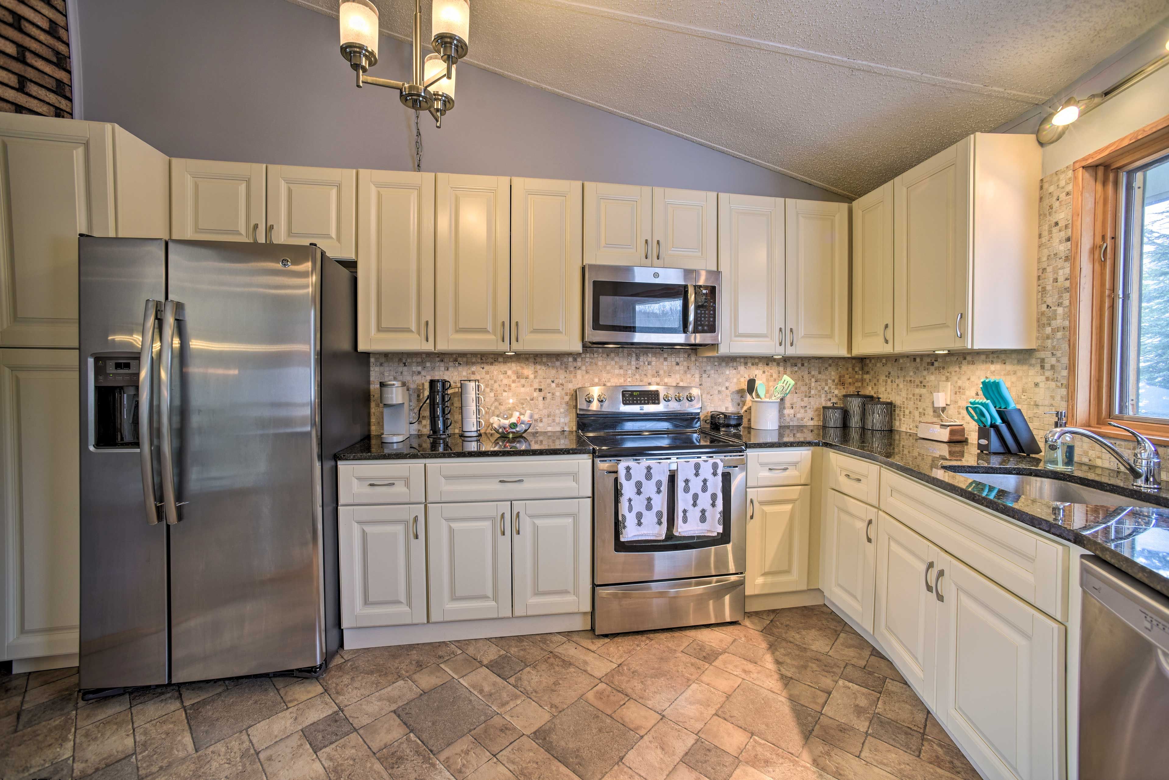 Fully Equipped Kitchen | Ice Maker | Trash Bags/Paper Towels