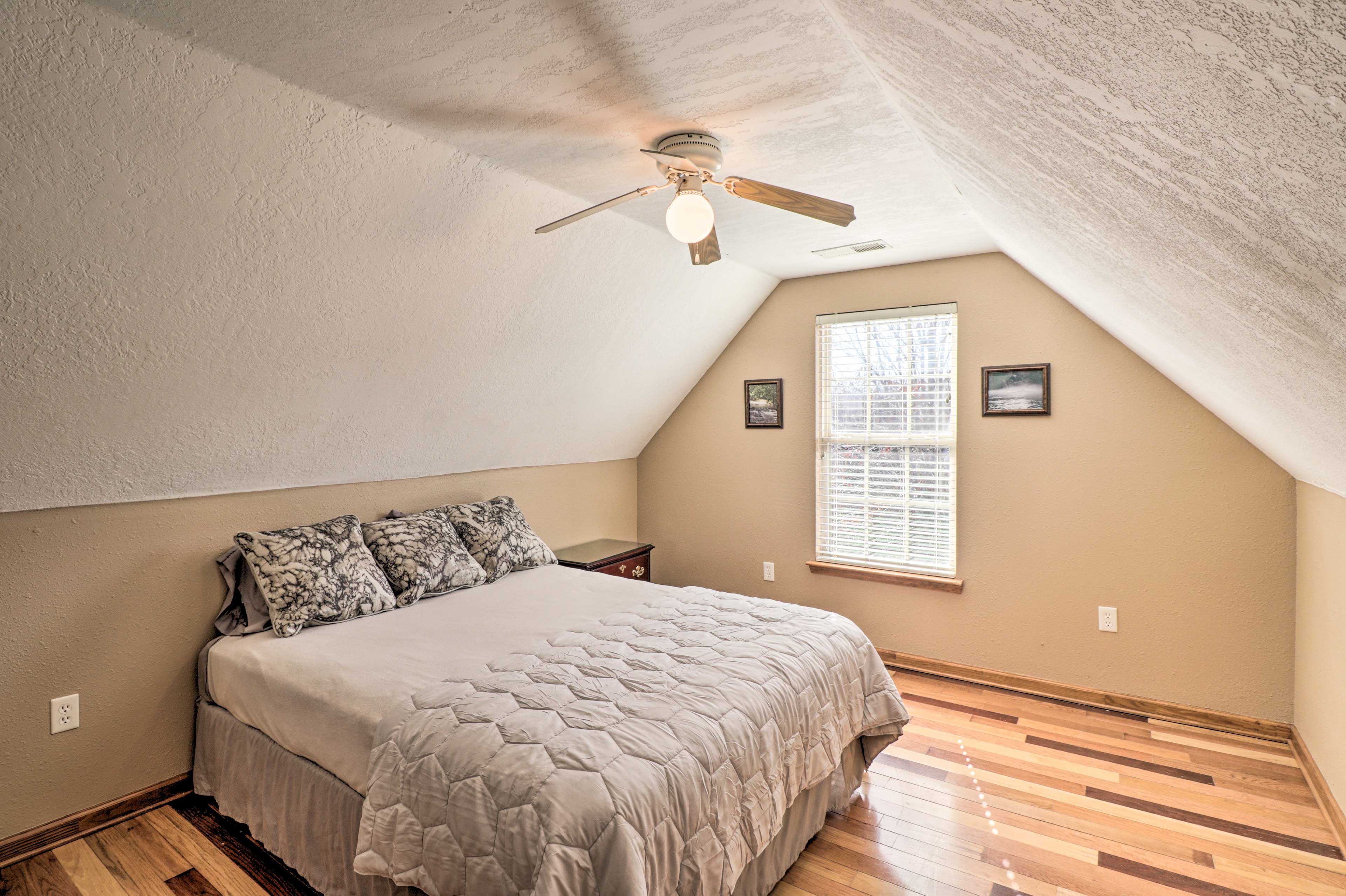 Loft | Top Floor | Queen Bed