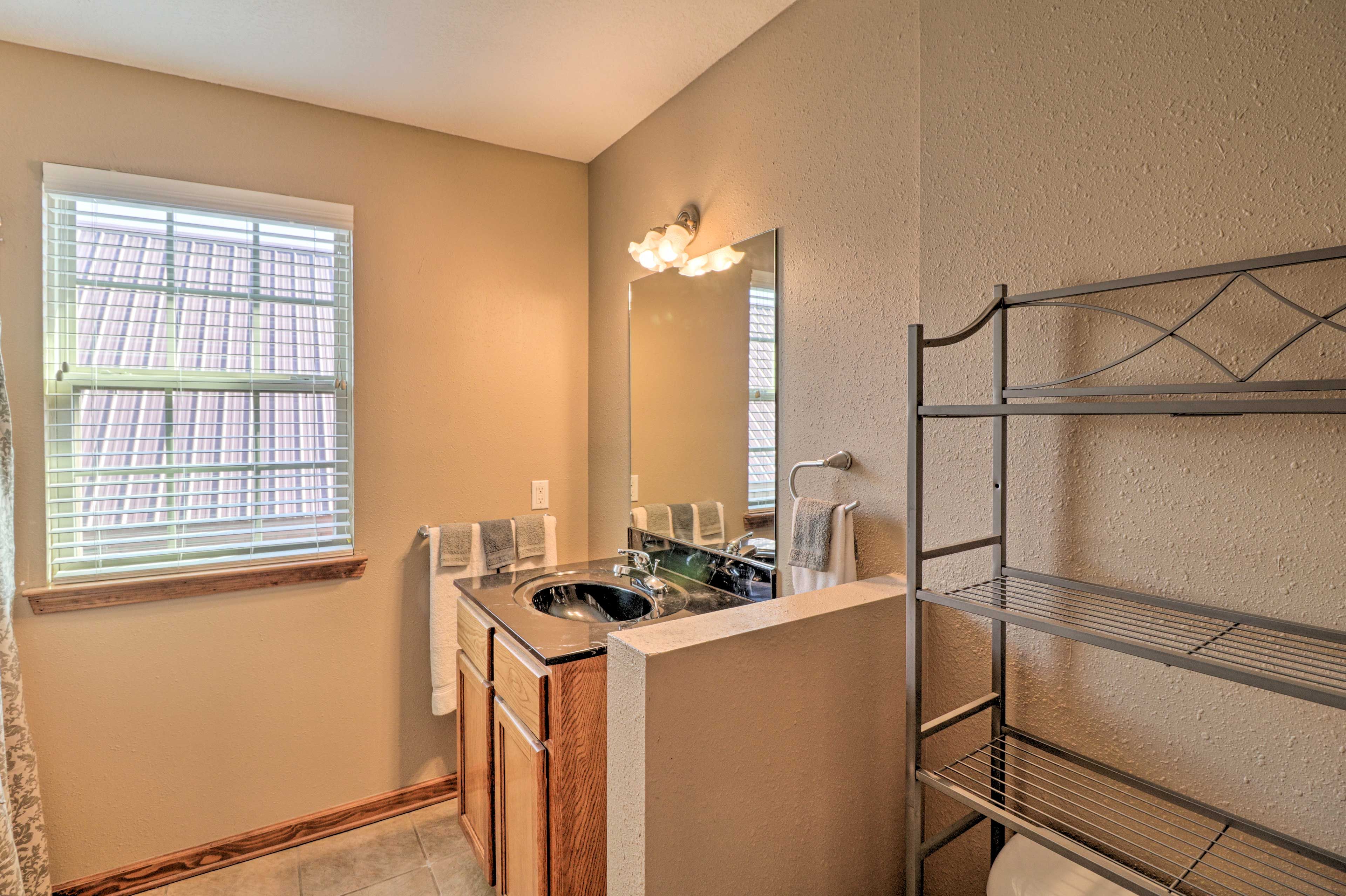 Full bathroom | Top Floor | Towels Provided