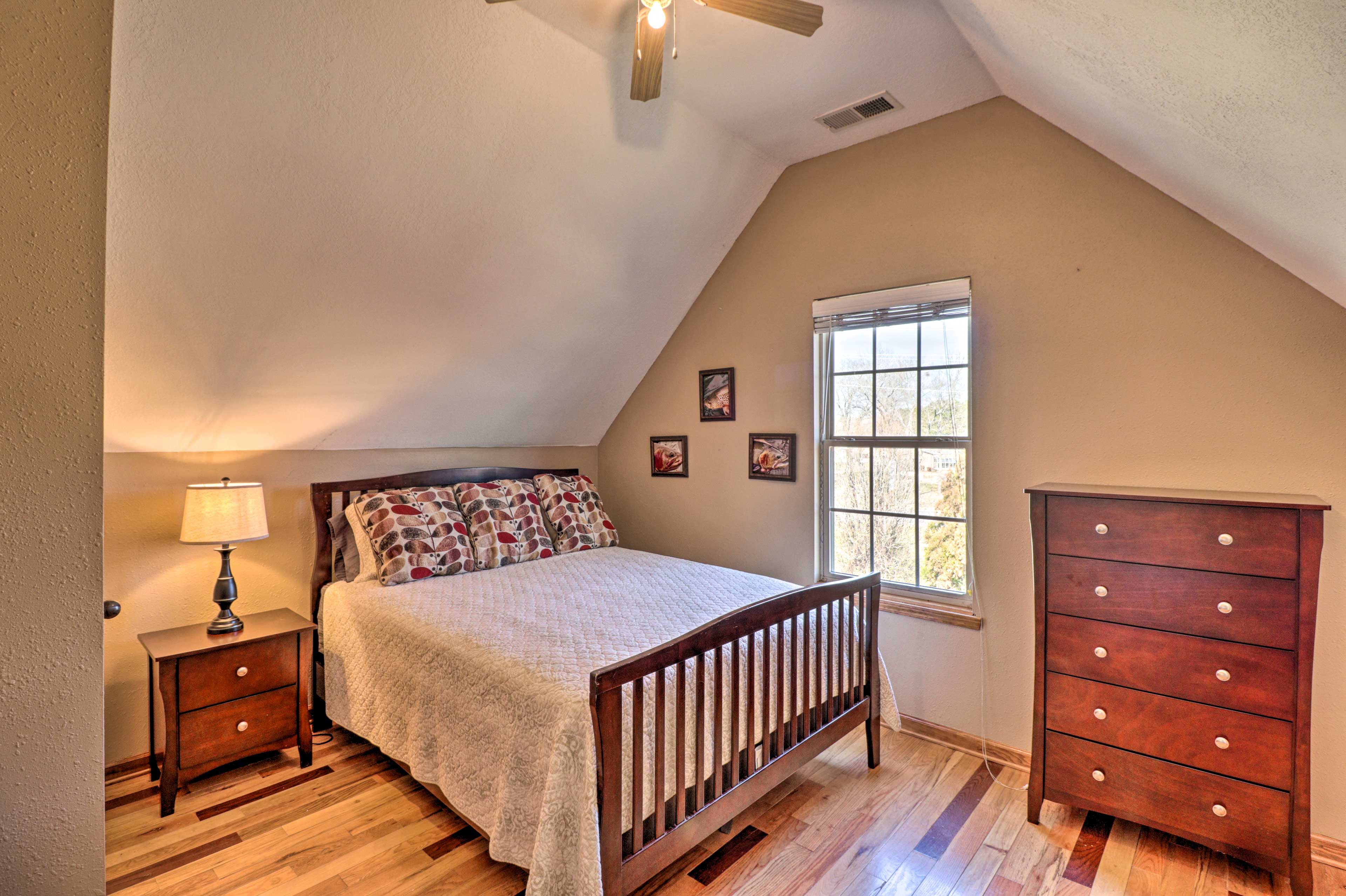 Bedroom 2 | Top Floor | Queen Bed