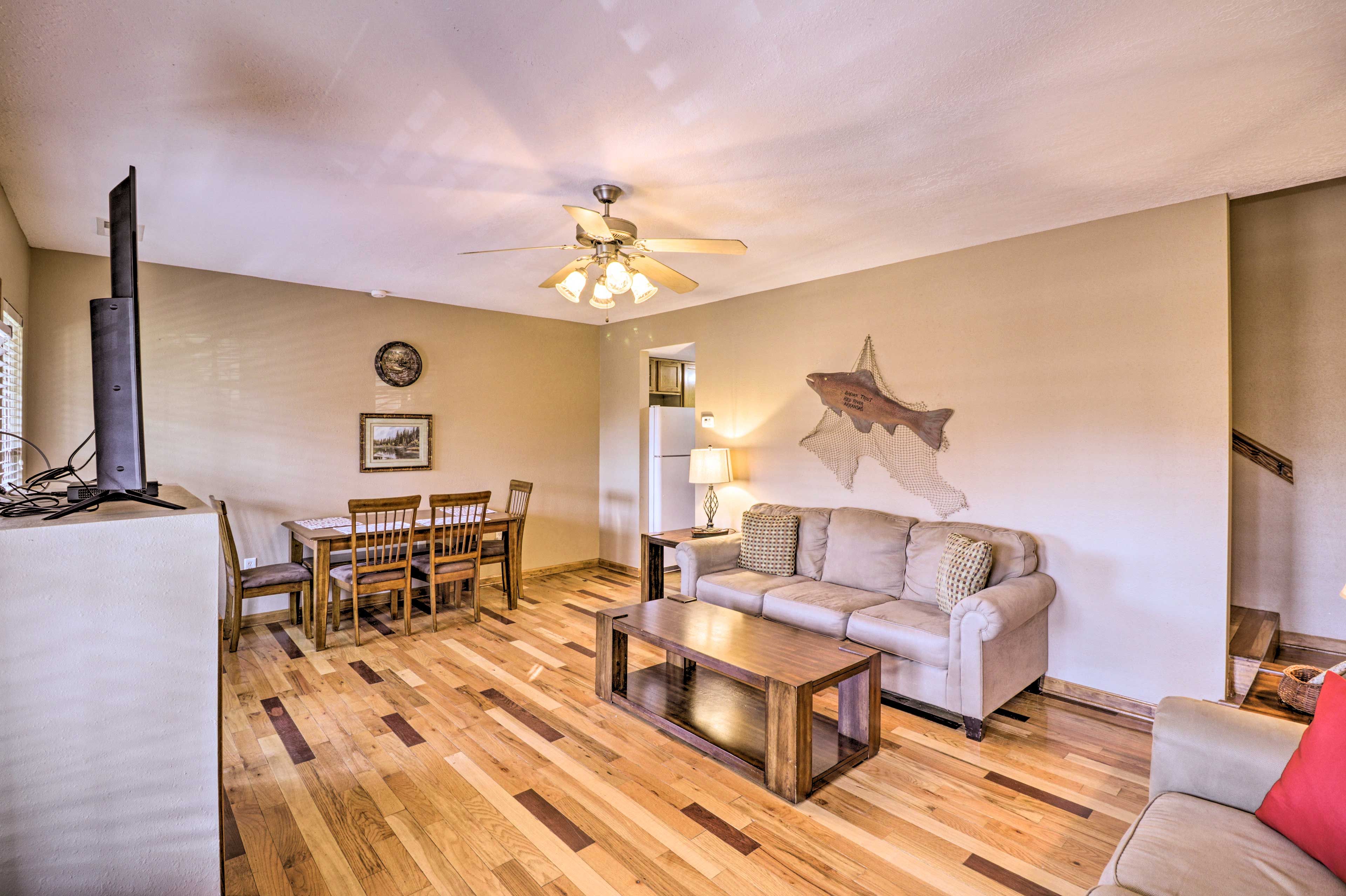 Living Room | Smart TV w/ Cable