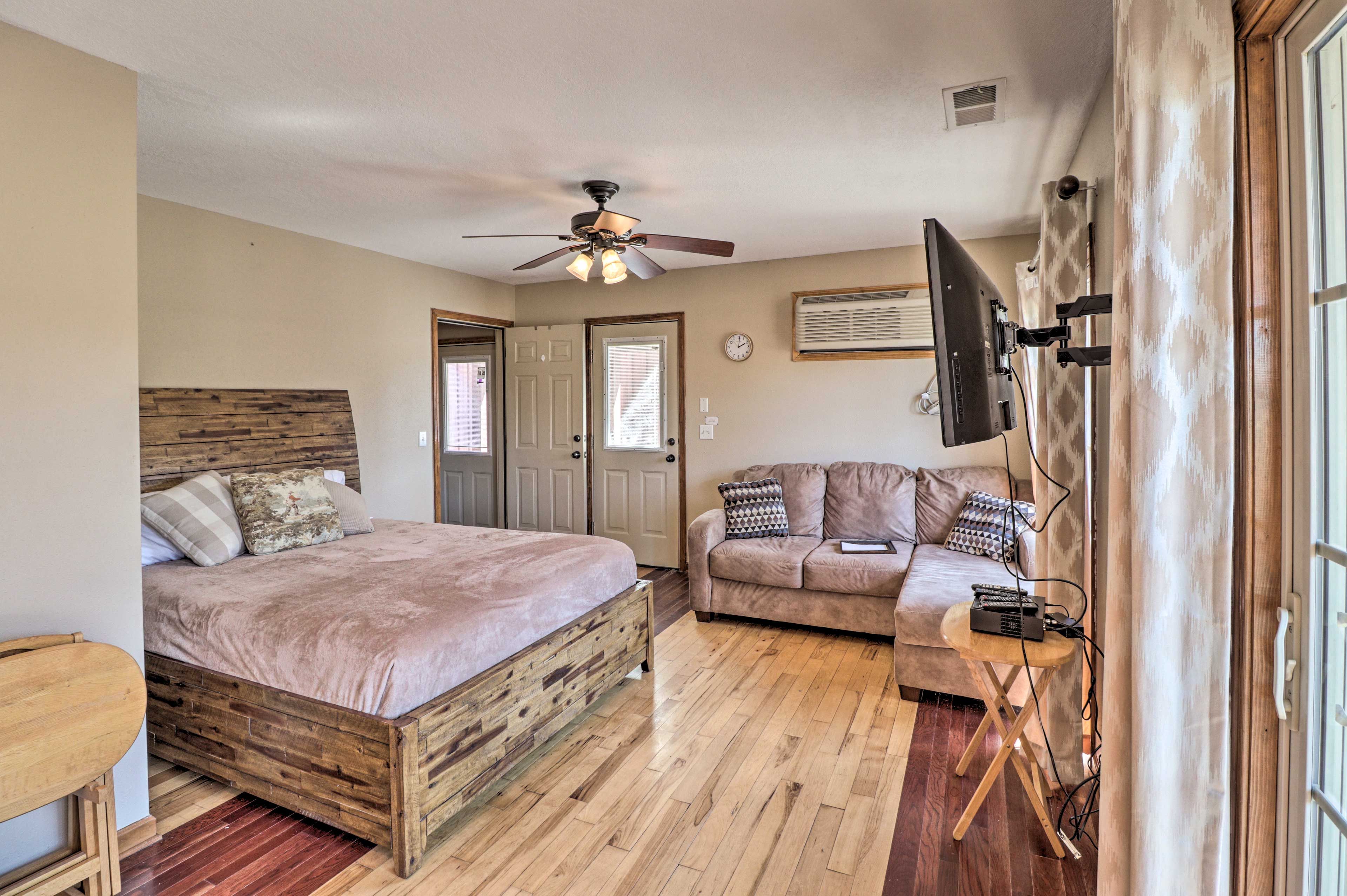 Bedroom 3 | Queen Bed | Ground Floor | Additional Sleeping: Couch (Non Pullout)