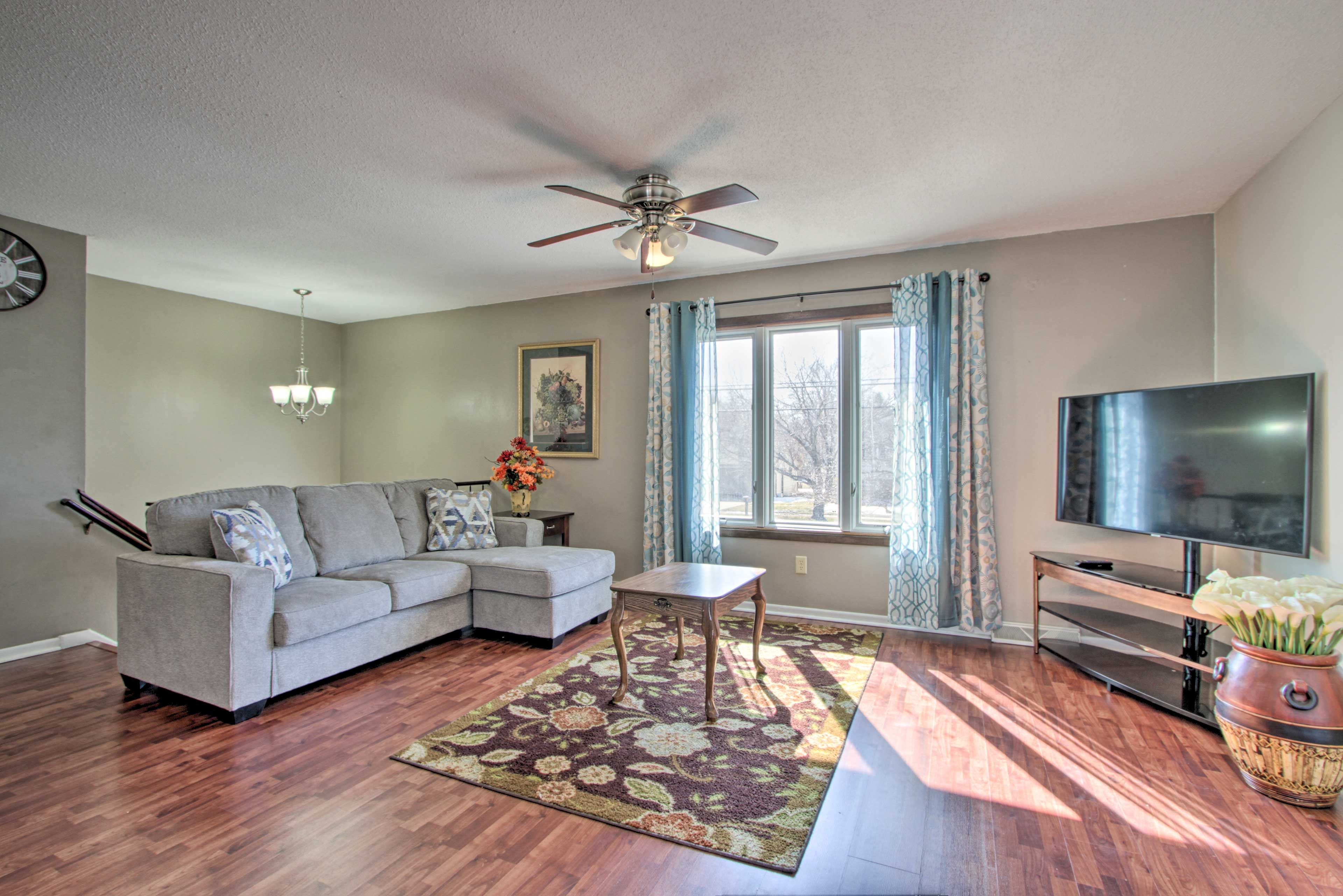 Living Room | Smart TV w/ Cable