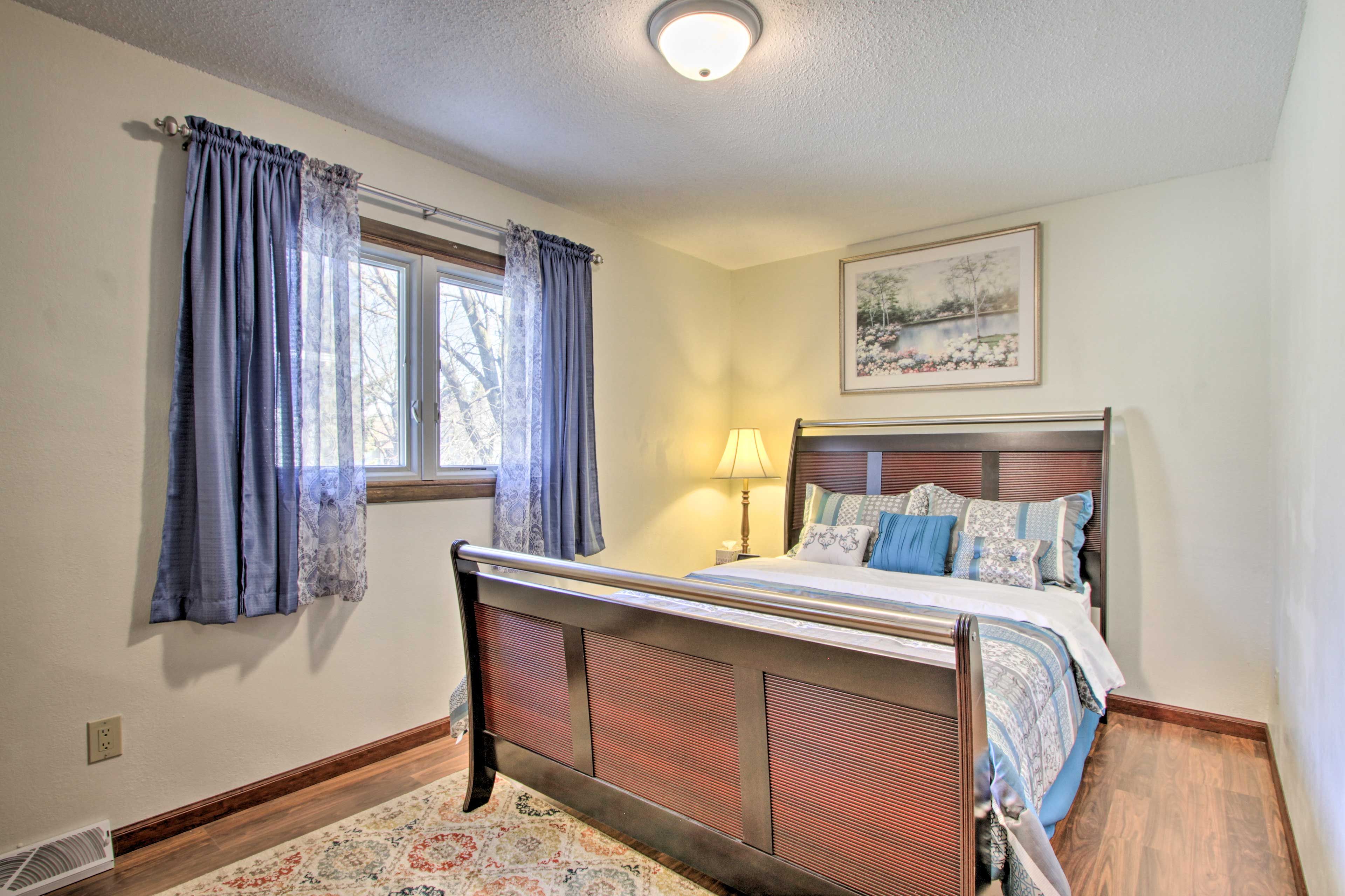 Bedroom 2 | Queen Bed
