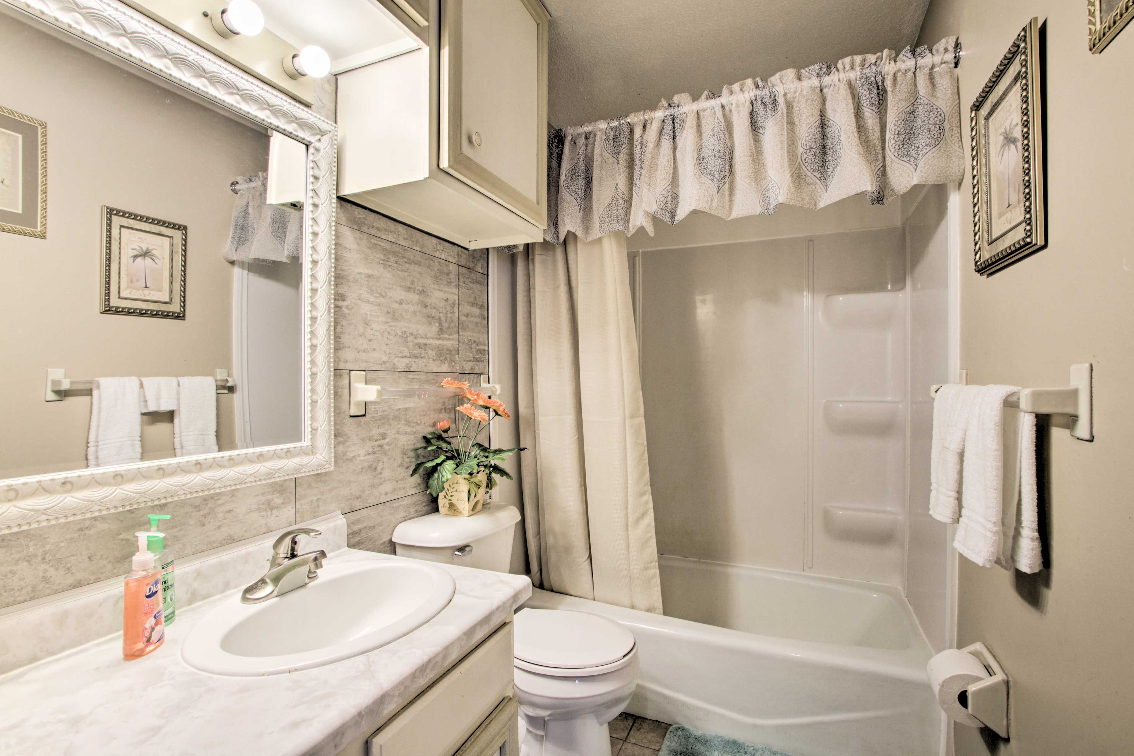 Full Bathroom | Towels Provided