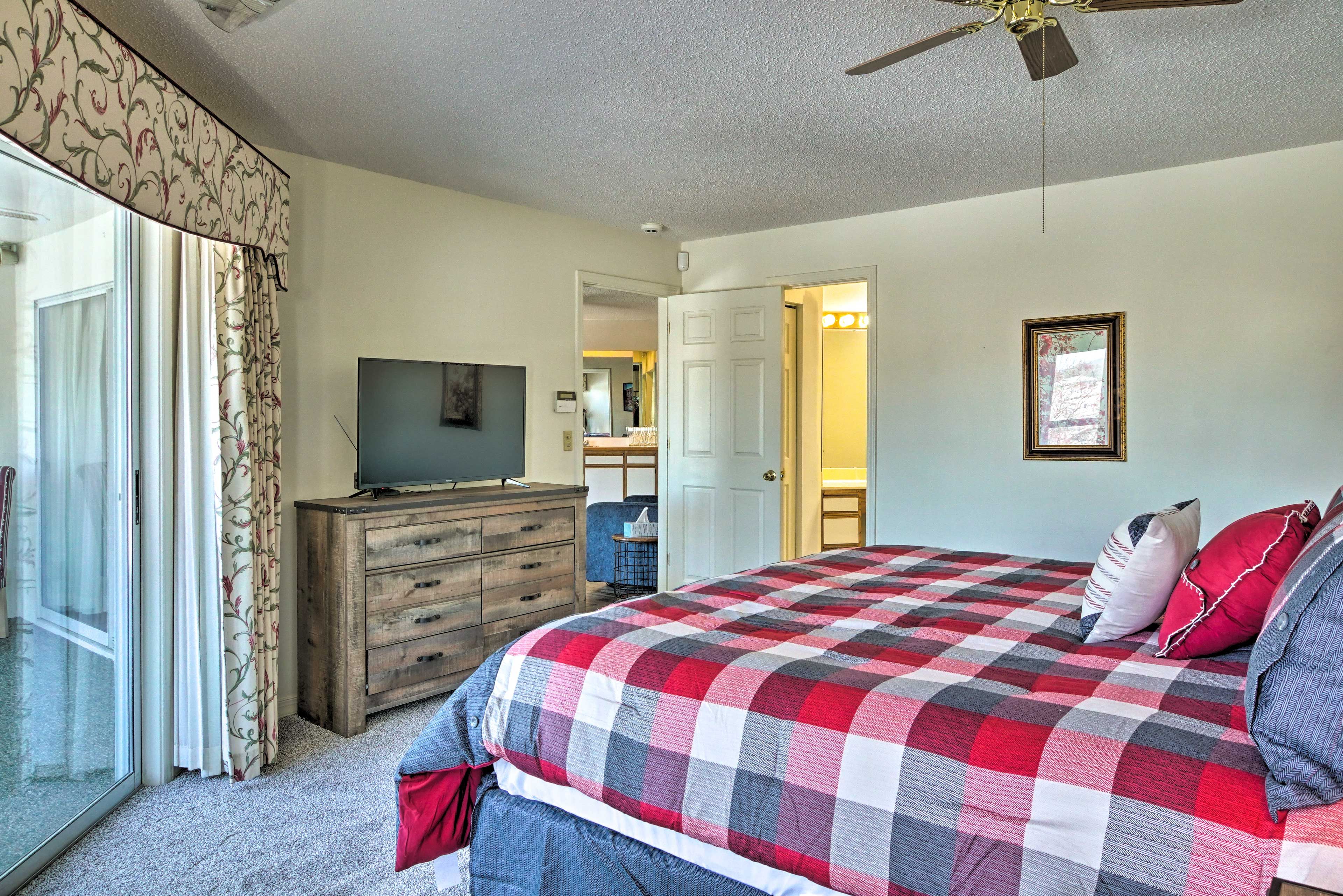 Bedroom 1 | Smart TV | En-Suite Bathroom | Sunroom Access