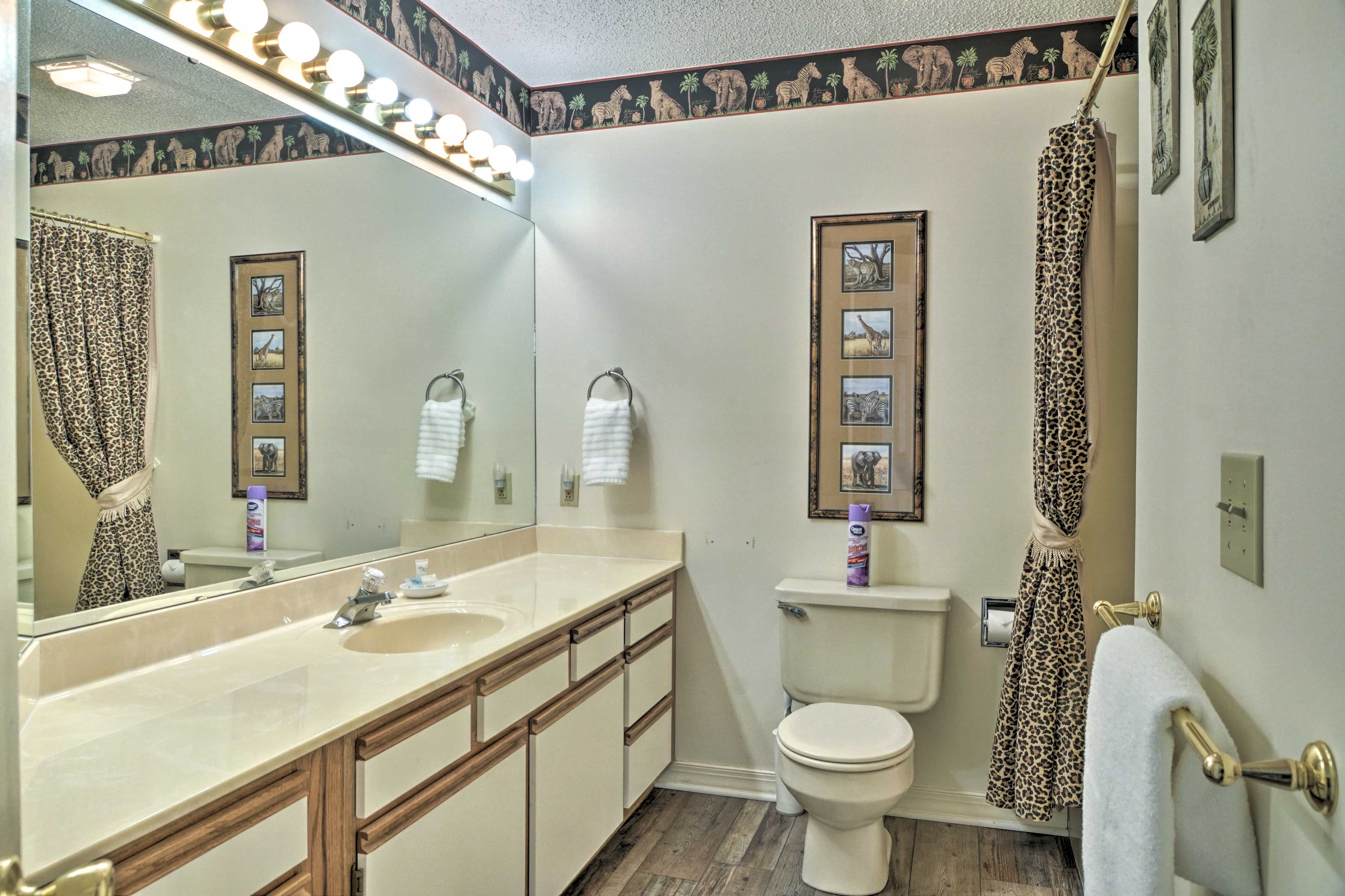Full Bathroom | Towels & Toiletries Provided