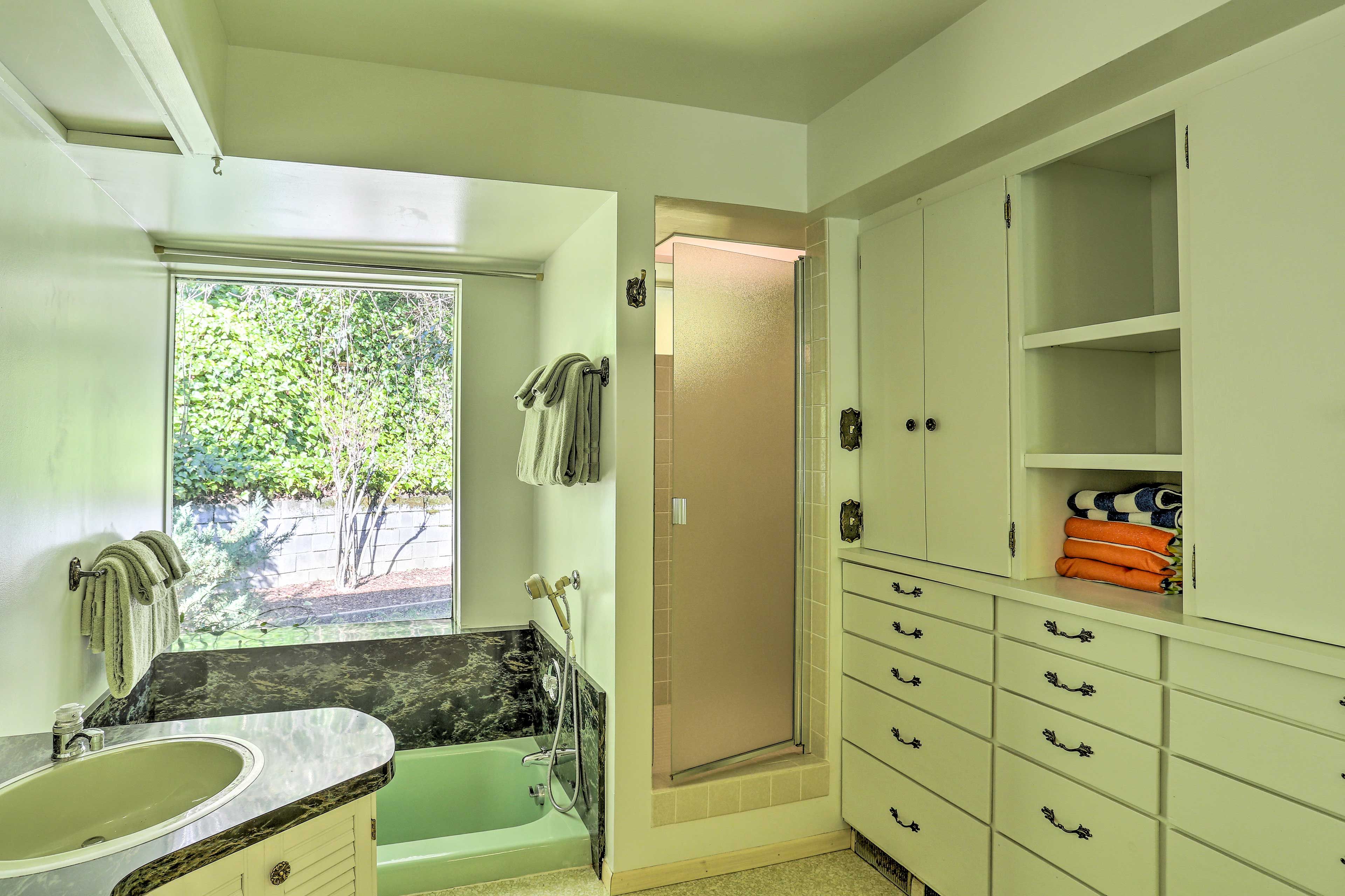 Full Bathroom | Complimentary Toiletries