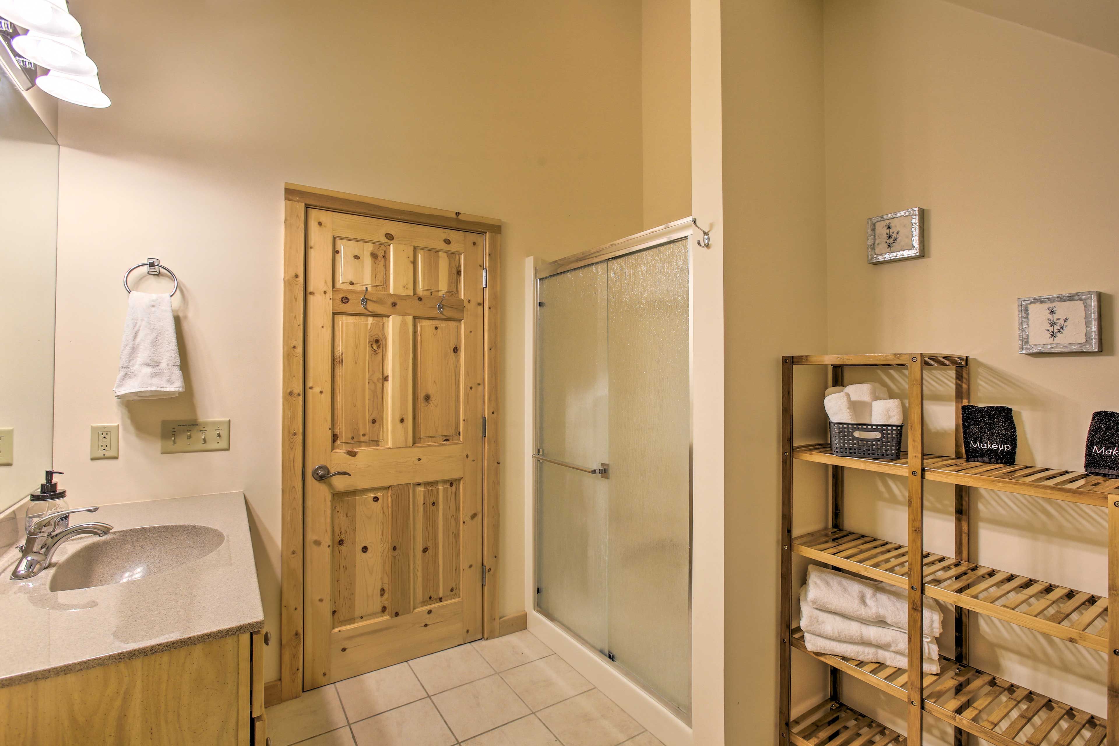 Full Bathroom | Towels & Toiletries Provided