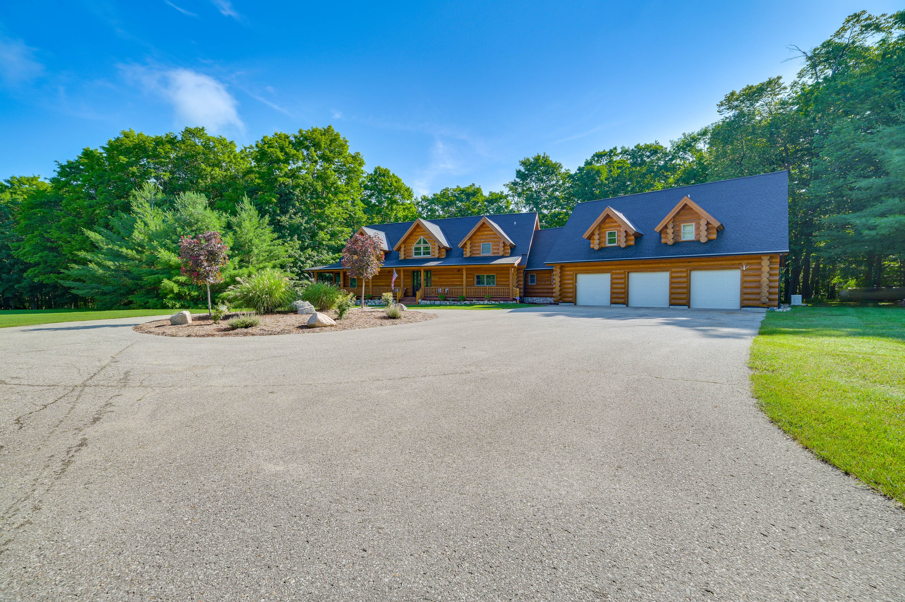 Parking | Garage (3 Vehicles) | Driveway (6 Vehicles)