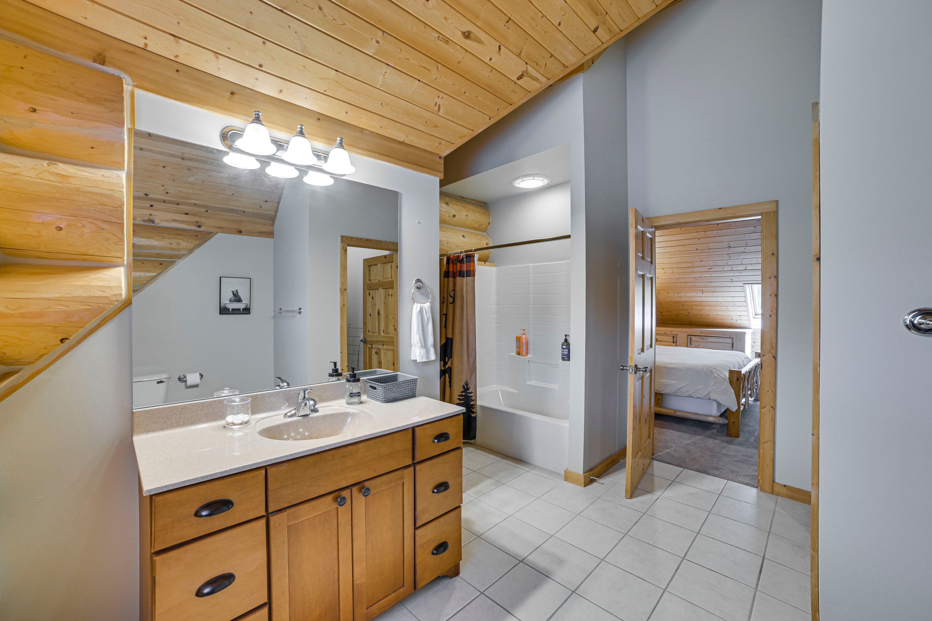 En-Suite Bathroom | Towels & Toiletries Provided