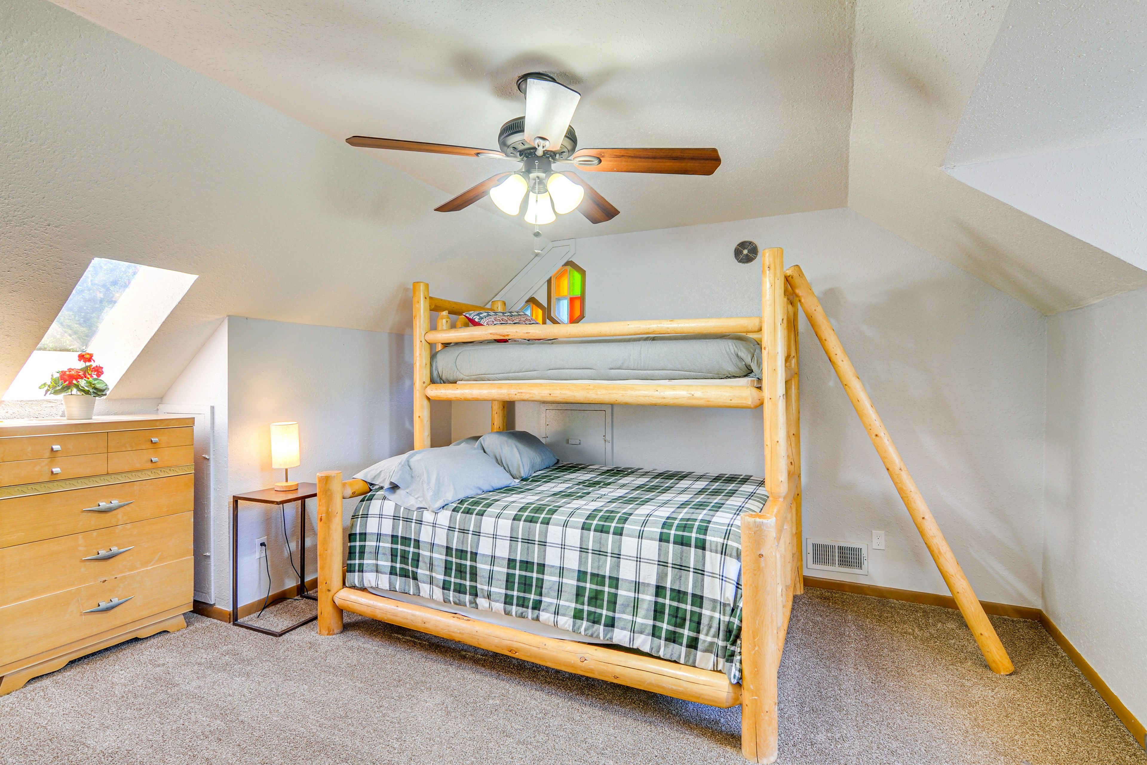 Bedroom 4 | Twin/Queen Bunk Bed