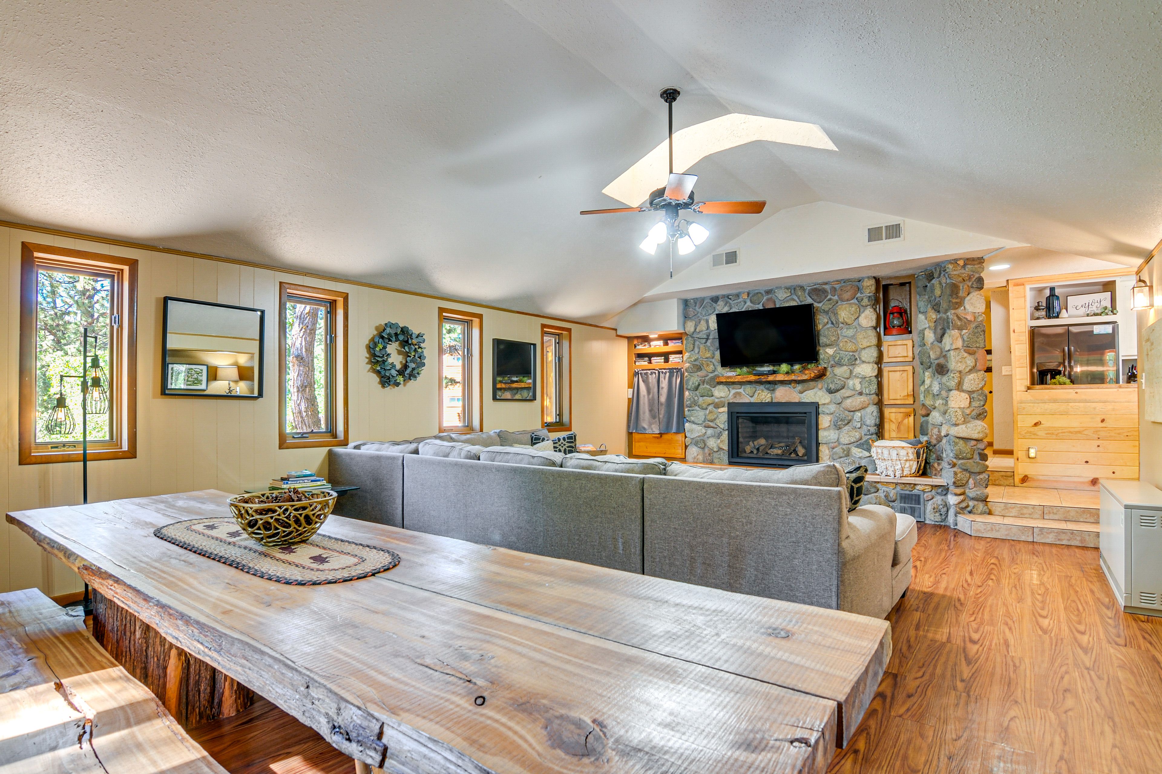 Dining Area | Dishes & Flatware Provided