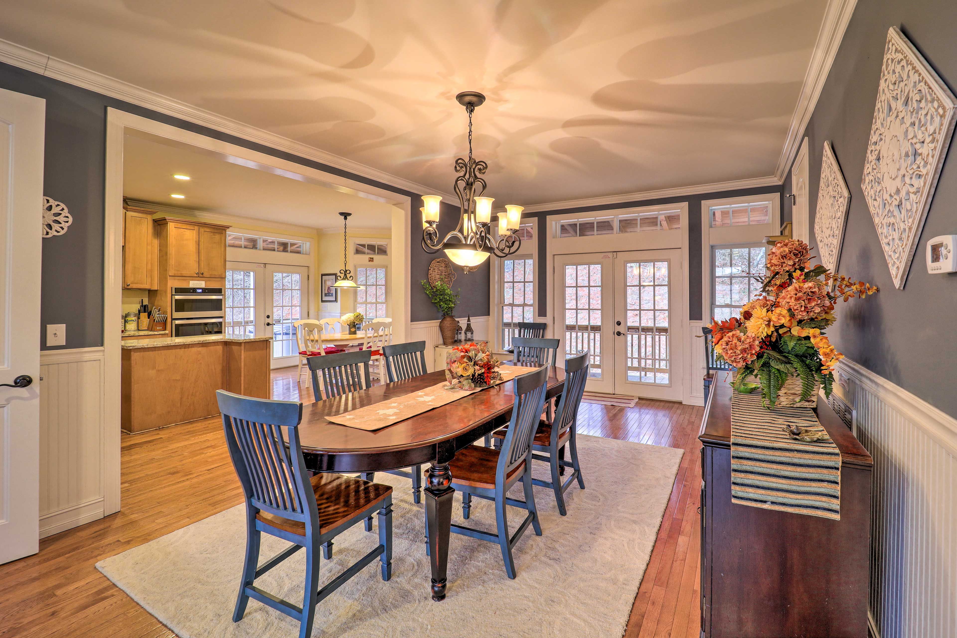 Dining Room | Dishes & Flatware Provided