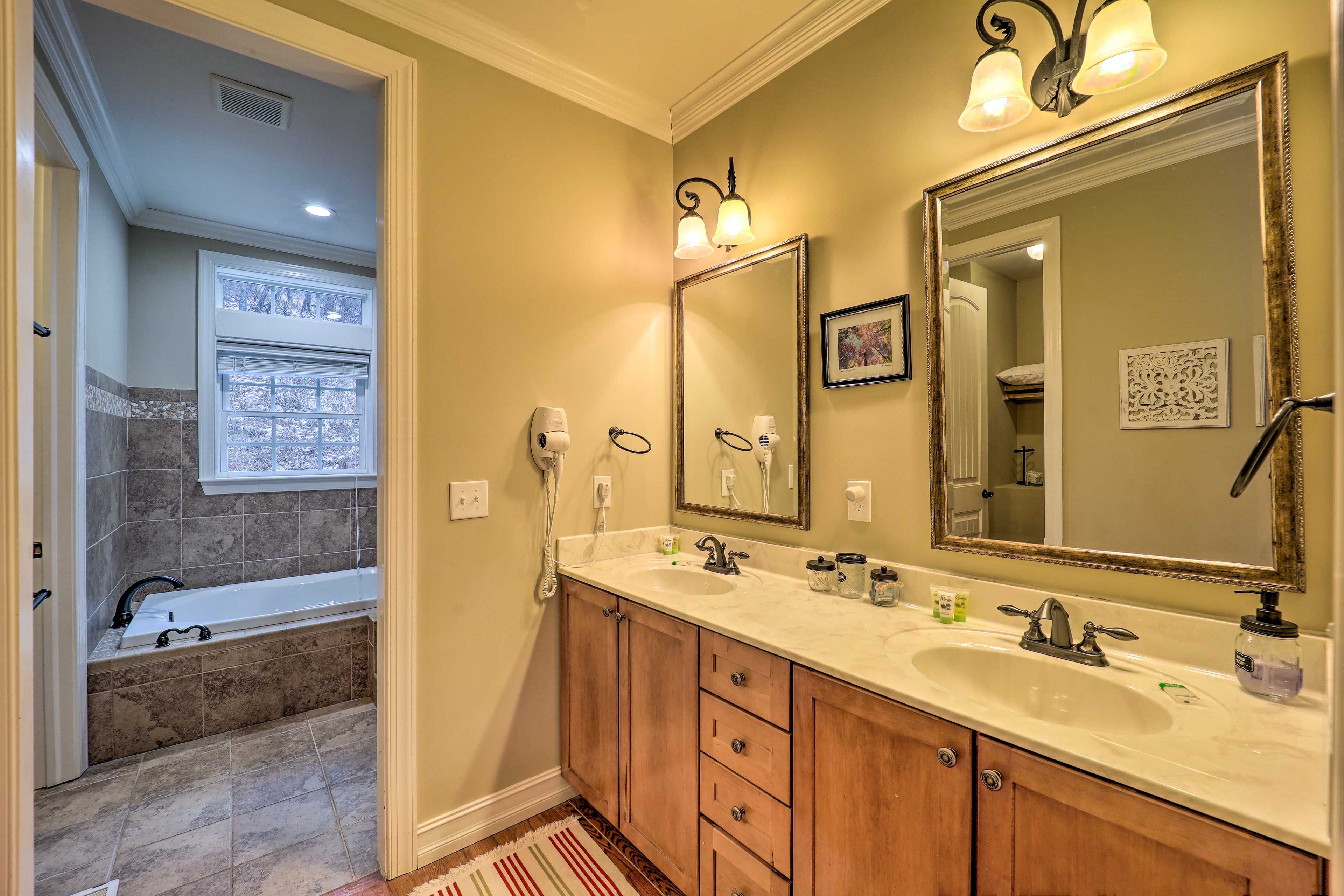 En-Suite Bathroom | Towels Provided | Complimentary Toiletries