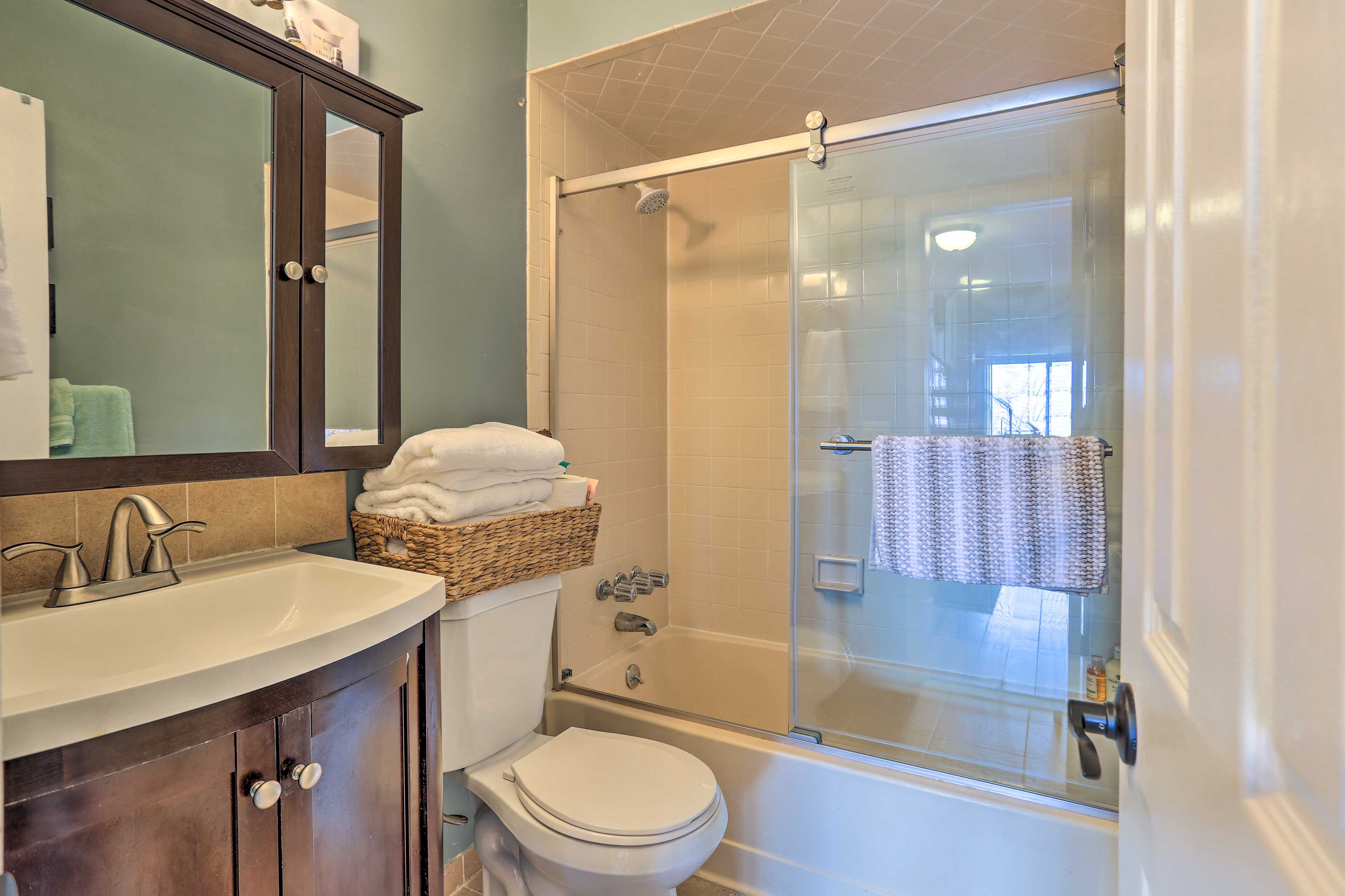 Full Bathroom | Towels Provided | Complimentary Toiletries