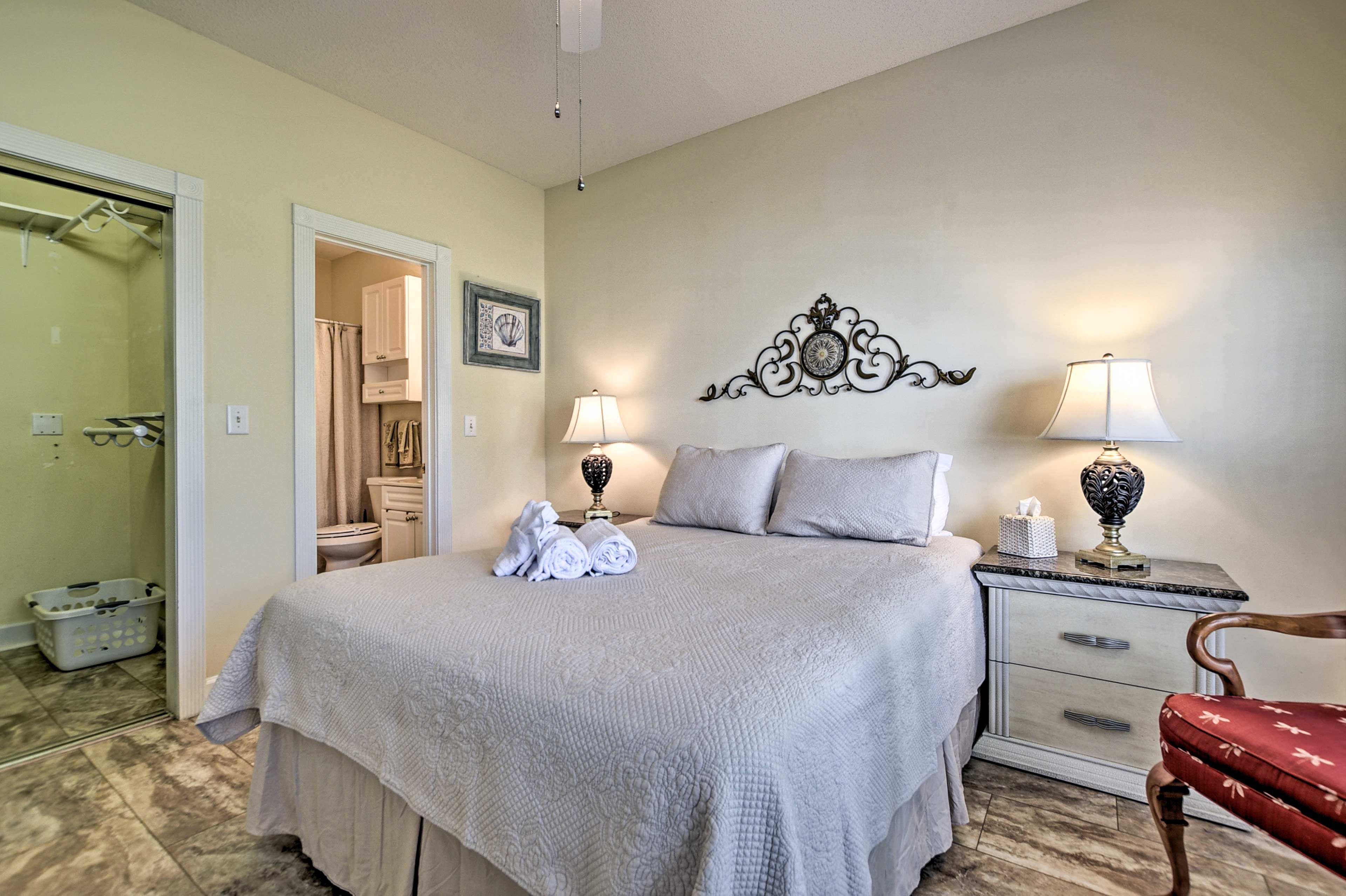 Bedroom 1 | Queen Bed | Complimentary Toiletries