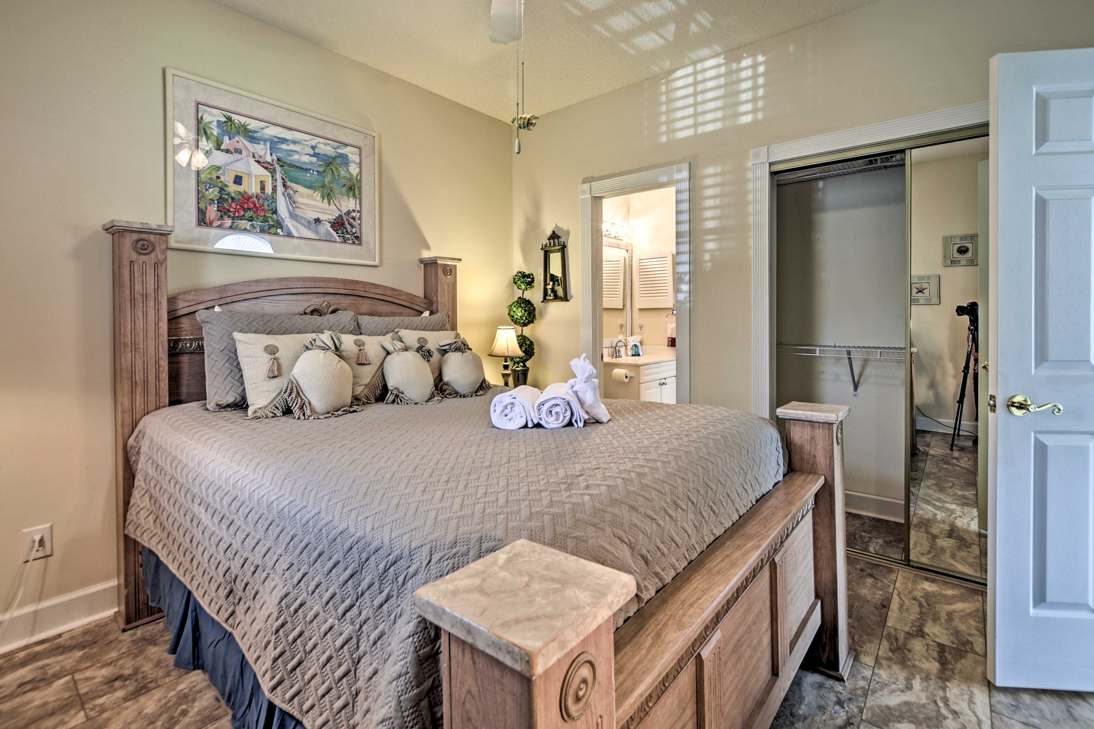 Bedroom 2 | Queen Bed | Workspace