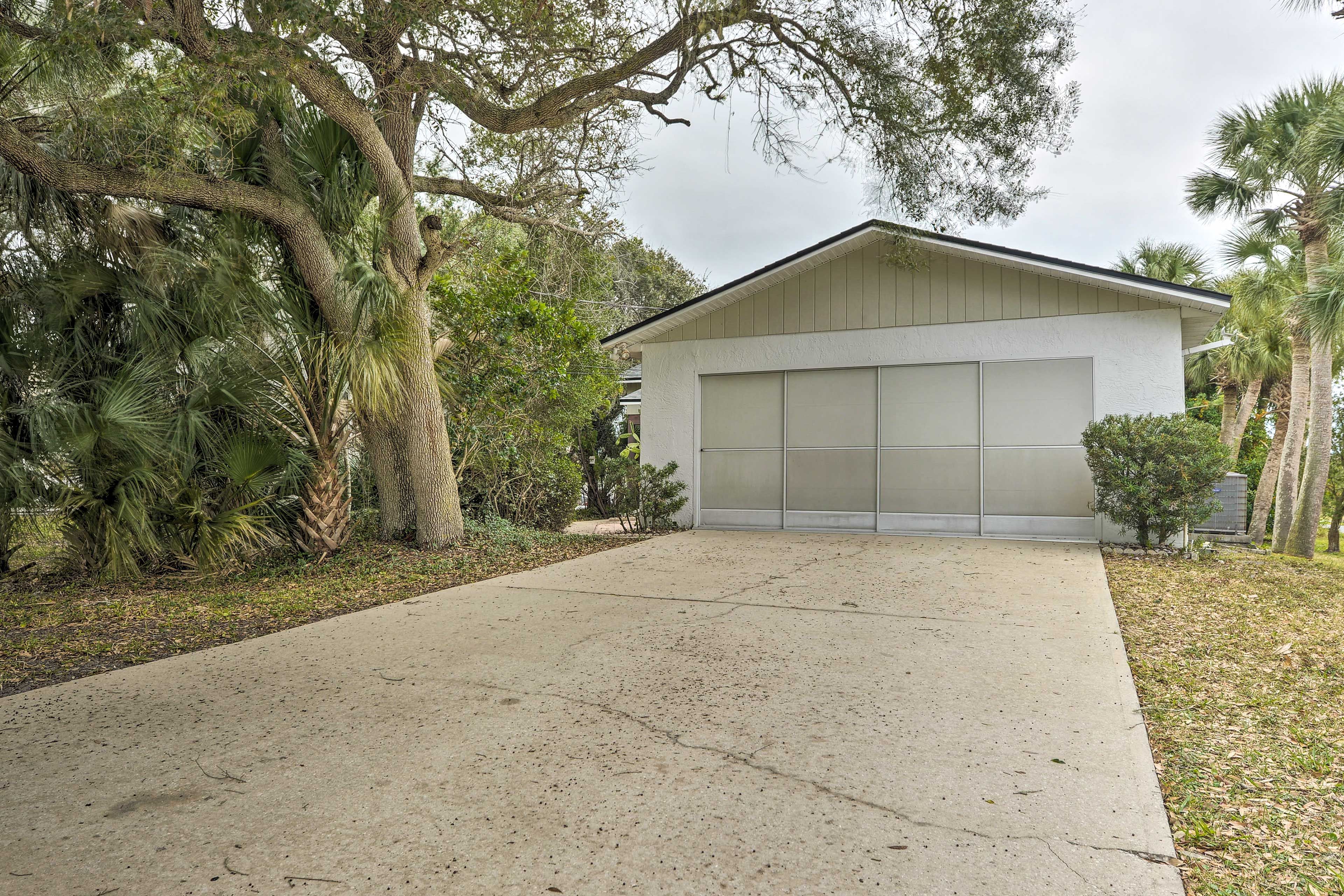 Parking | Garage (2 vehicles) | Driveway (4 Vehicles) | RV & Trailer Parking