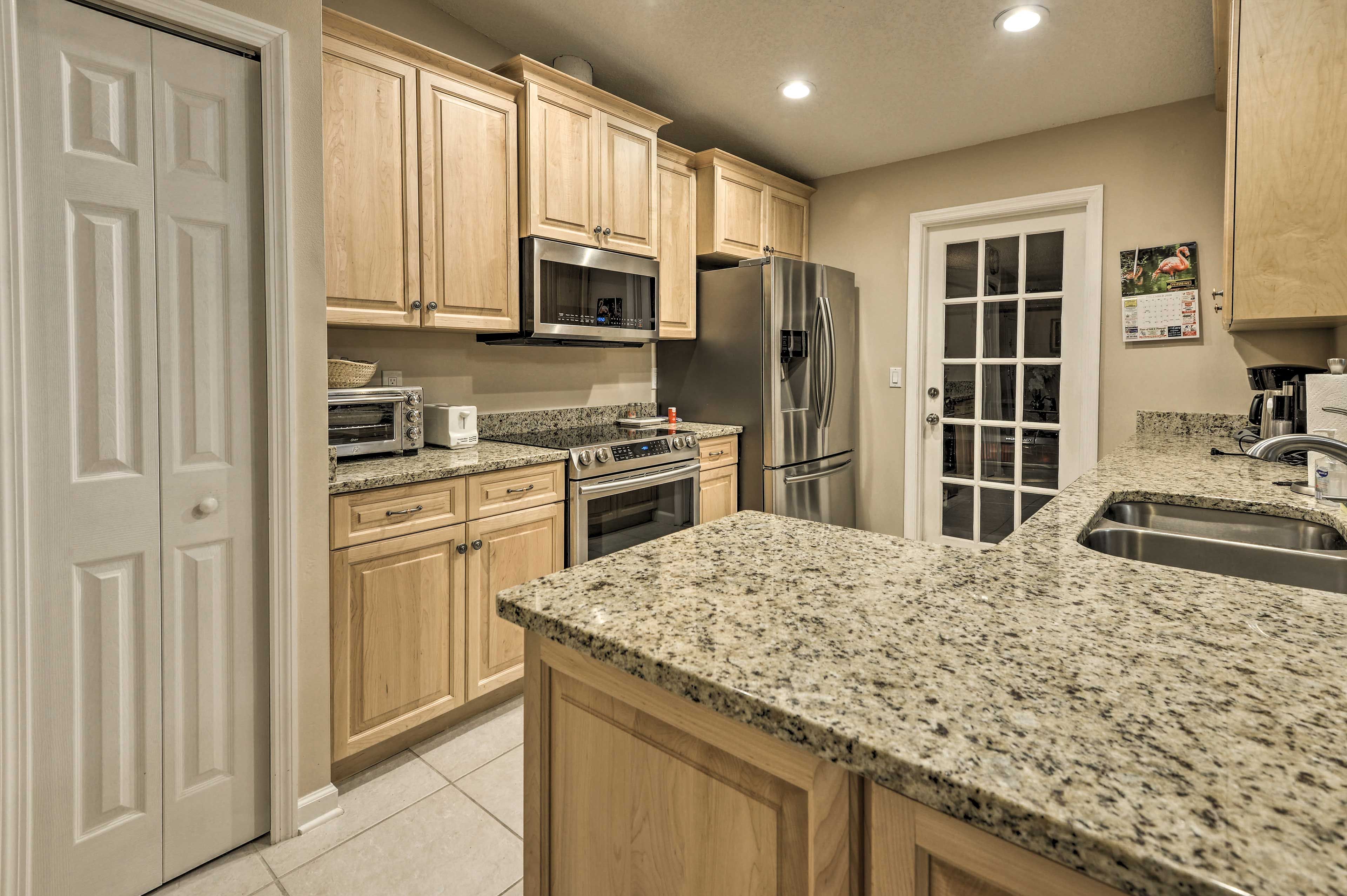 Kitchen | Fully Equipped w/ Cooking Basics