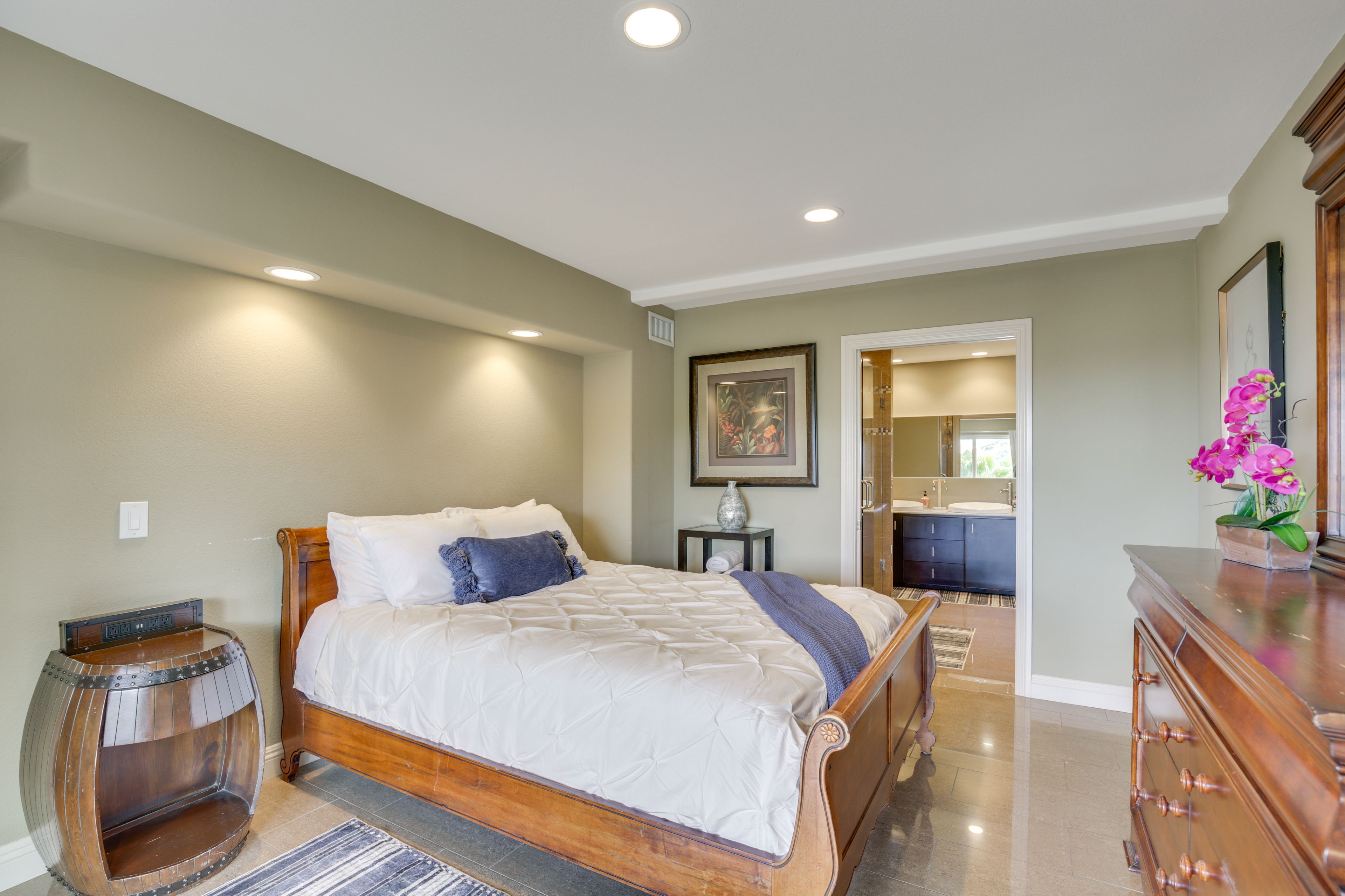 Bedroom 1 | Lower Level | Queen Bed | Linens Provided