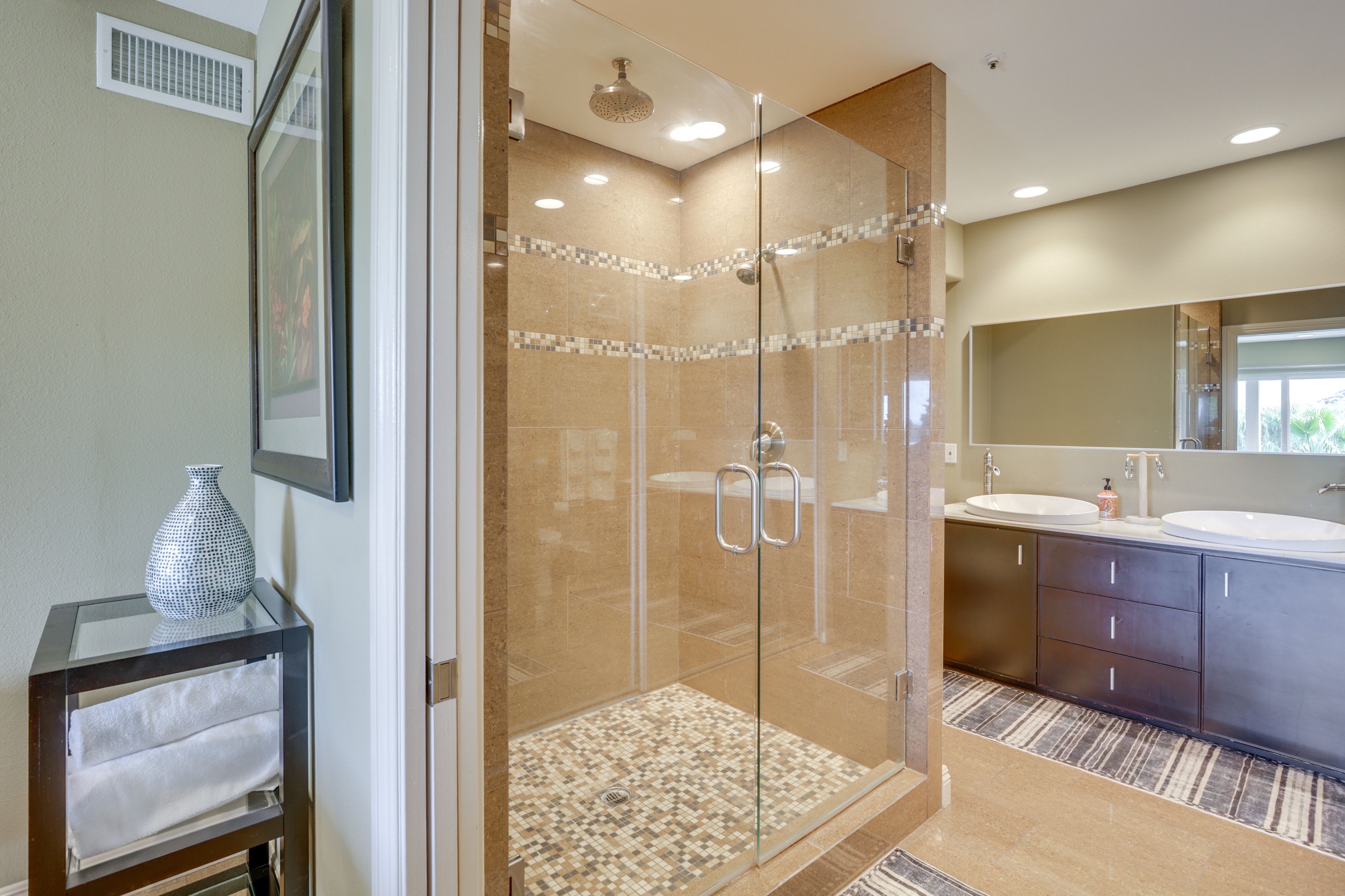 En-Suite Bathroom | Lower Level | Towels & Complimentary Toiletries Provided