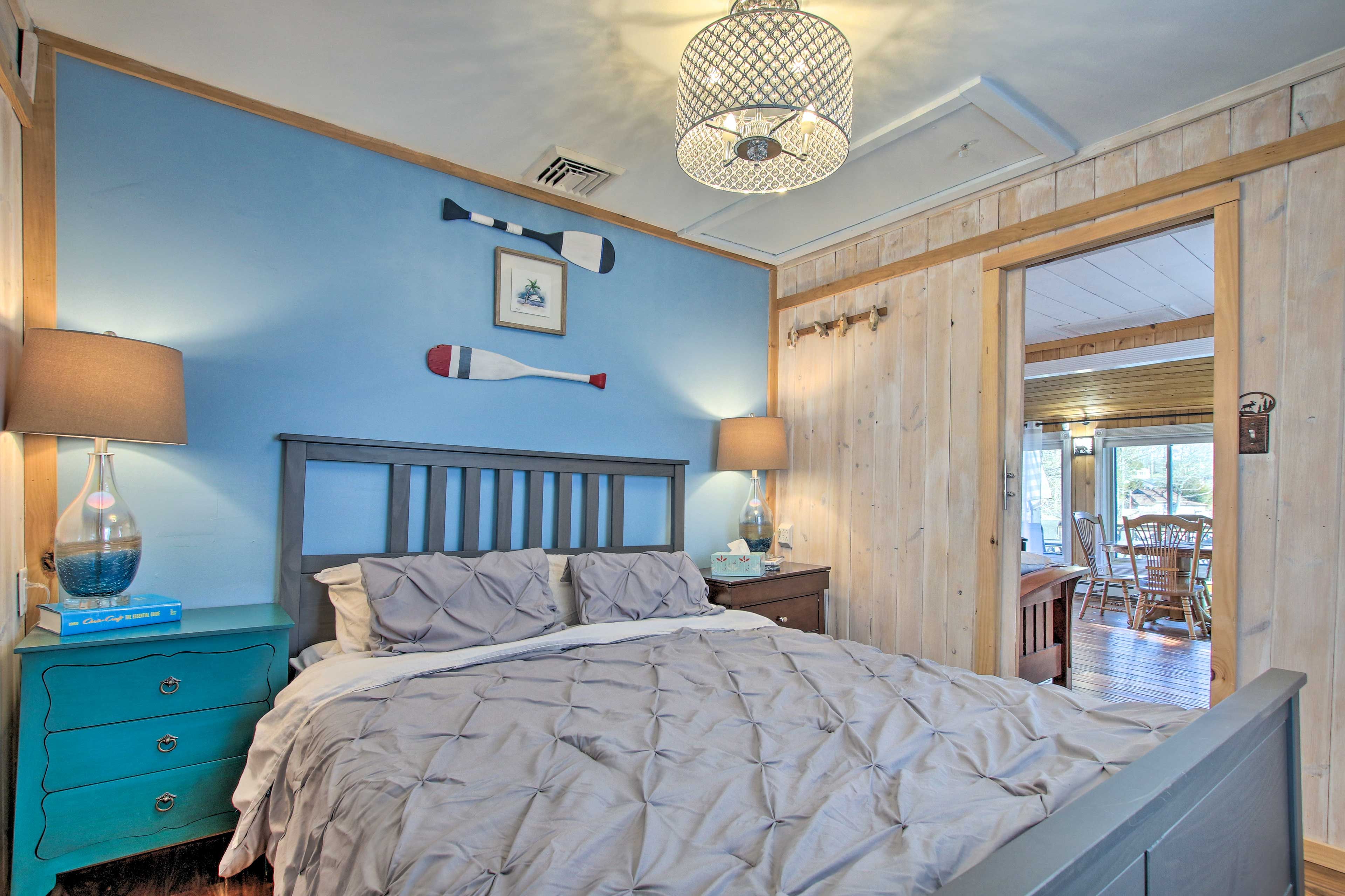 Bedroom | Queen Bed | Access via Living Room