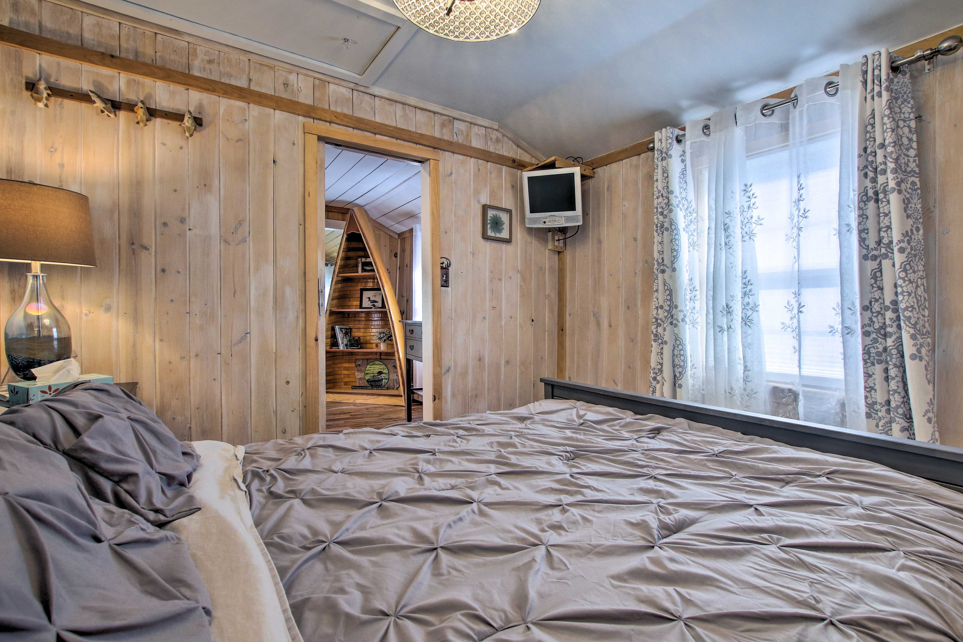 Bedroom | Cable TV