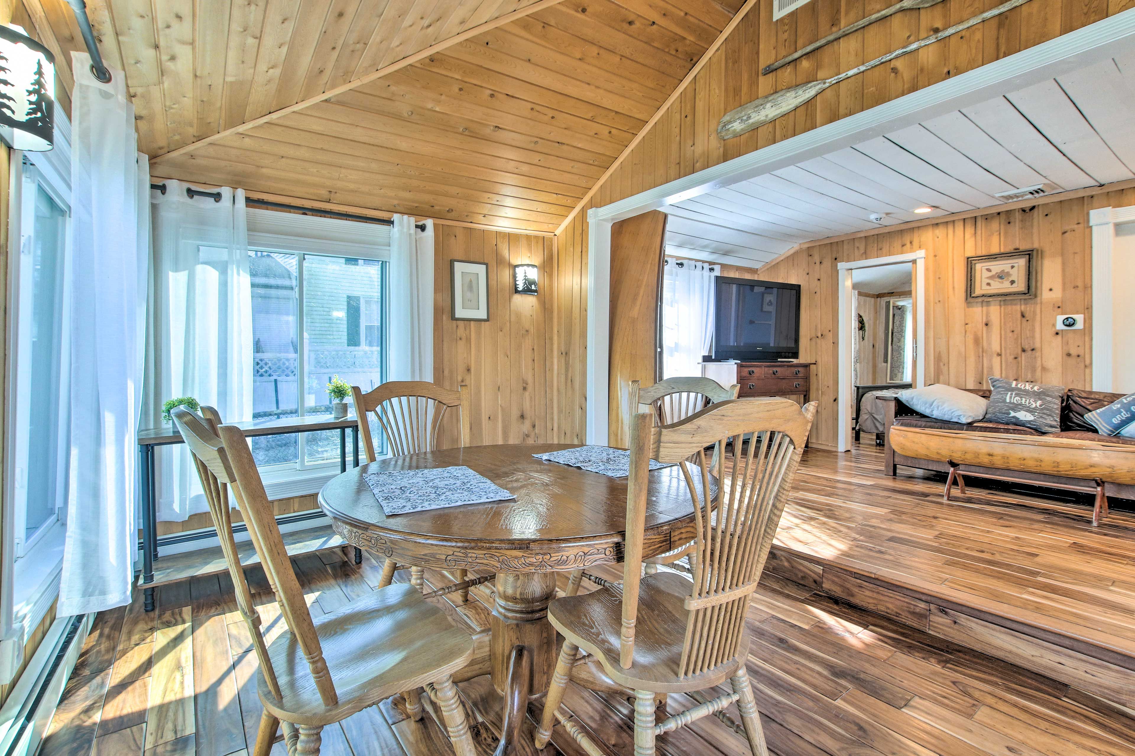Dining Area | Dishware & Flatware Included
