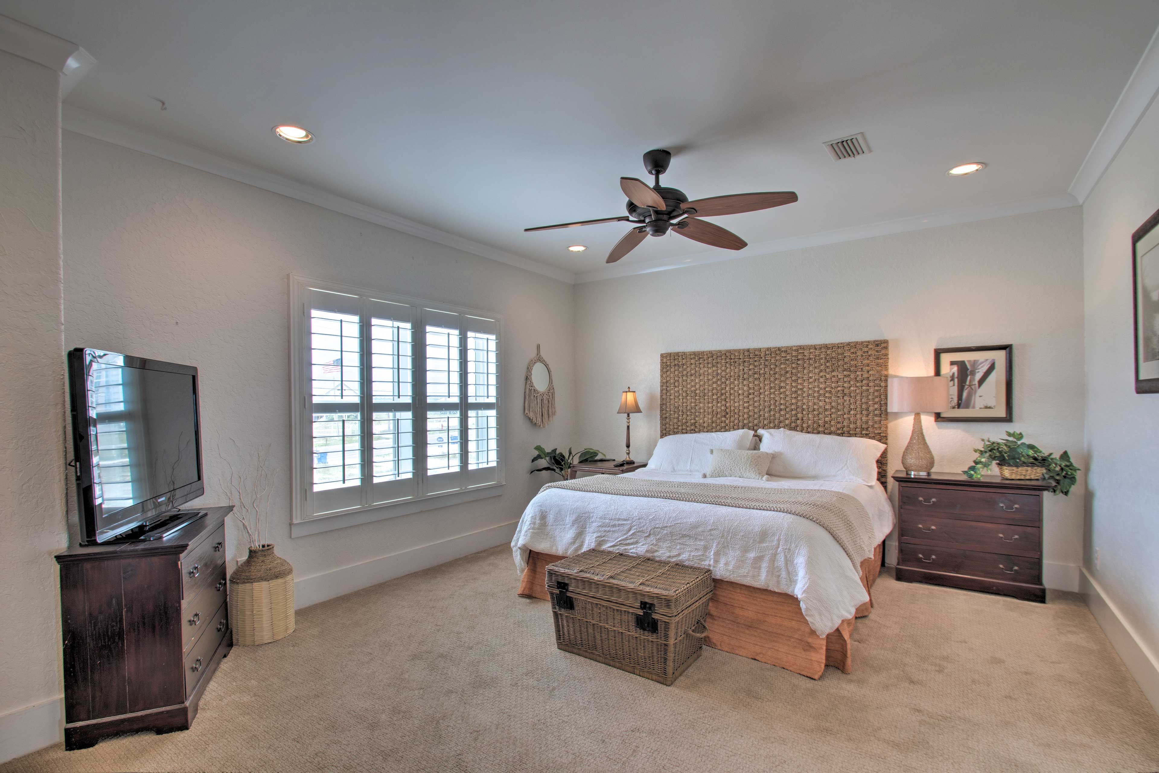 Bedroom 2 | King Bed | En-Suite Bathroom