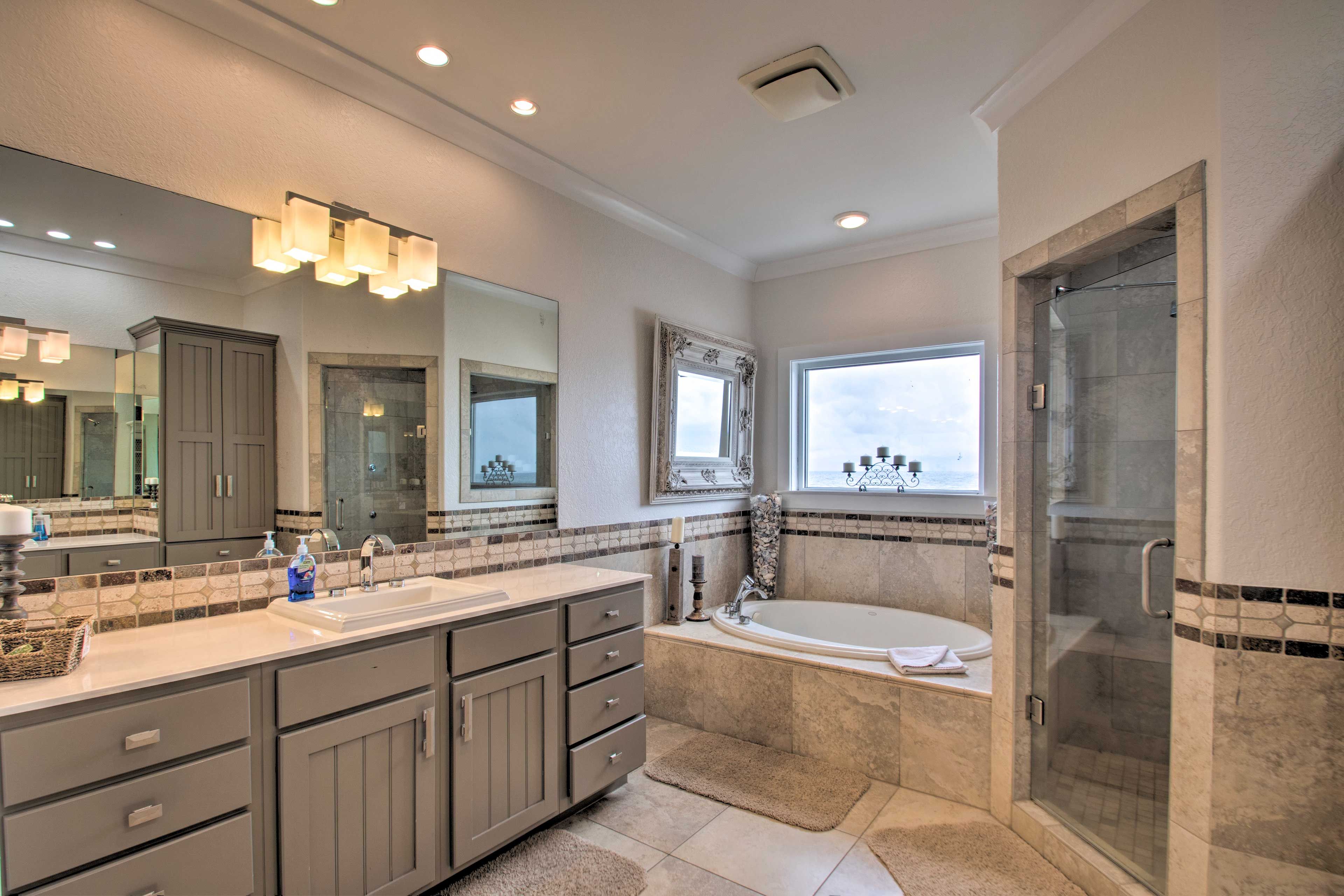 En-Suite Bathroom 1 | Complimentary Toiletries Provided