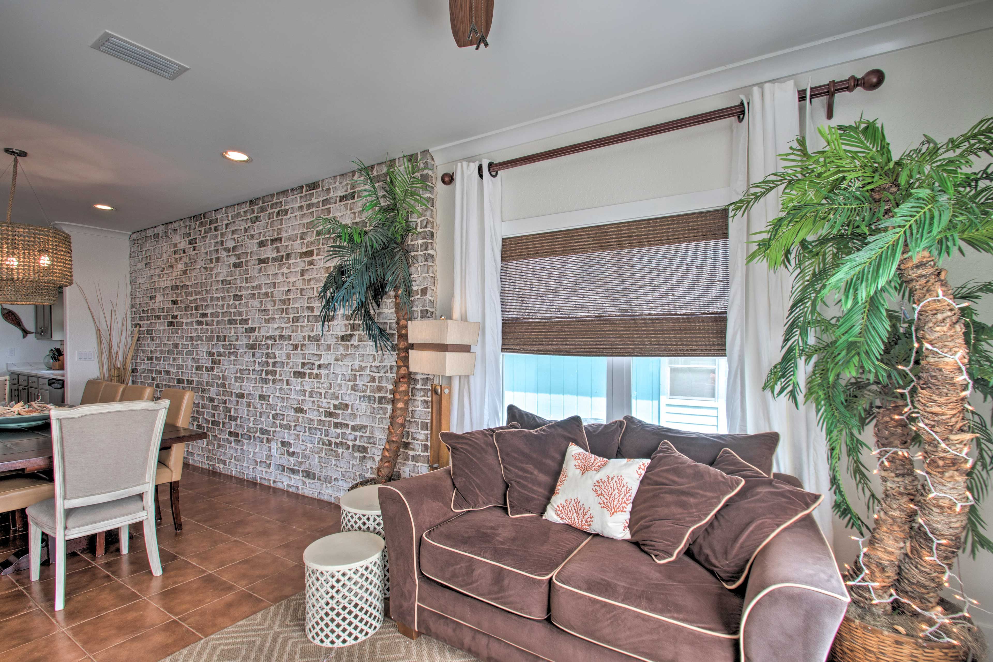 Living Area & Dining Area