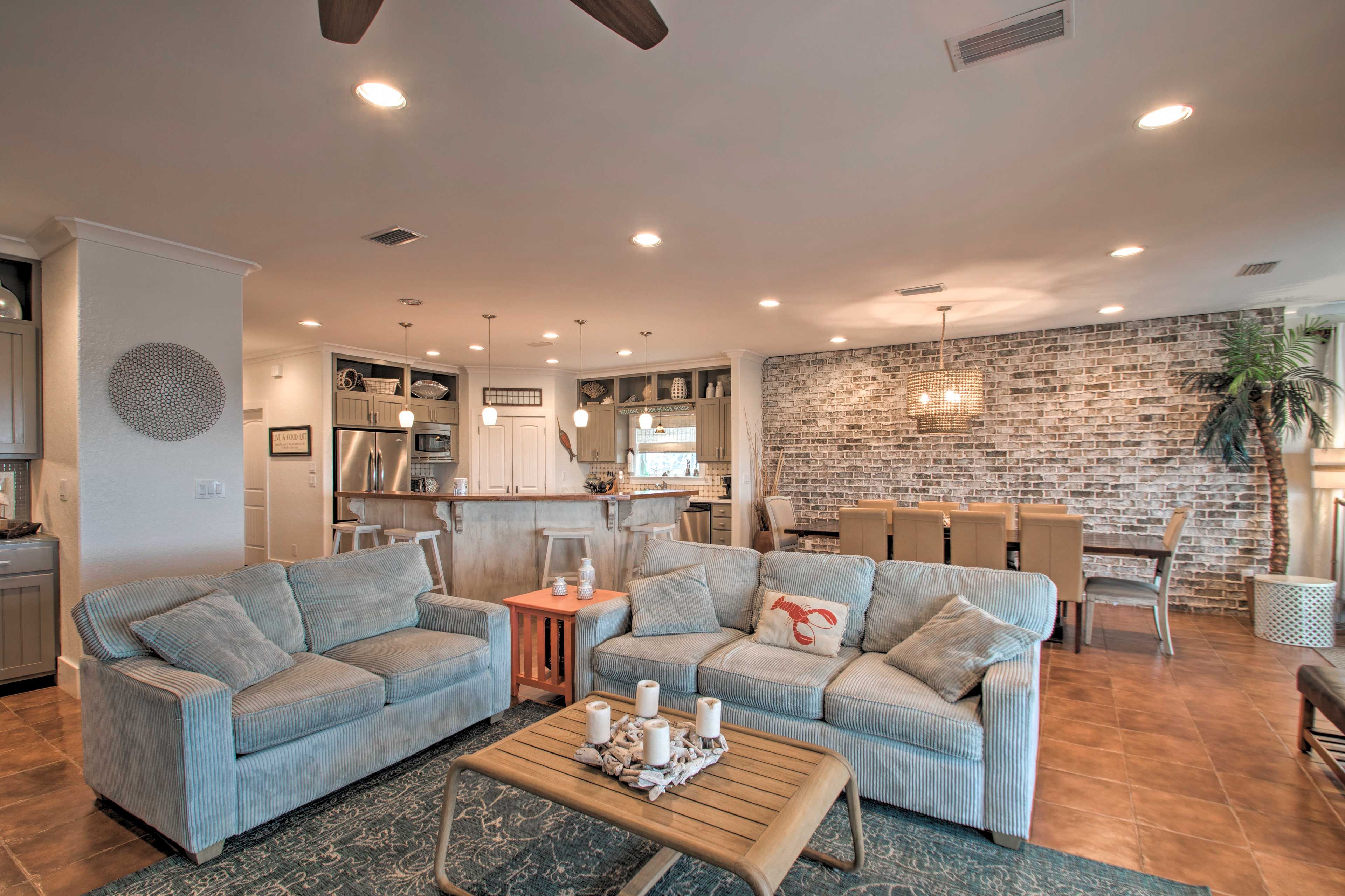 Living Area, Kitchen & Dining Area | Free WiFi | Keyless Entry