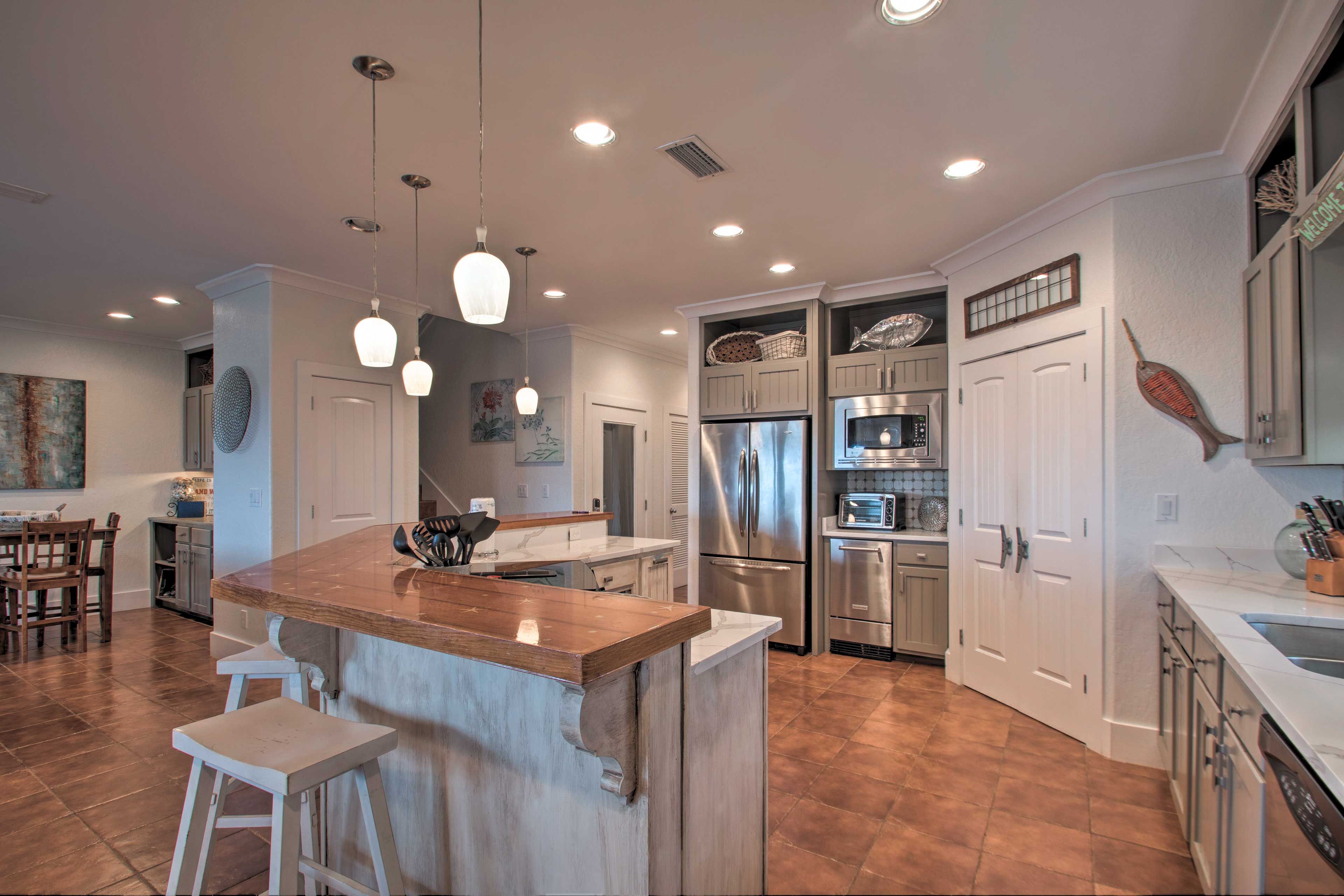 Kitchen | 4-Person Breakfast Bar | Fully Equipped | Hot Water Pot | Ice Maker