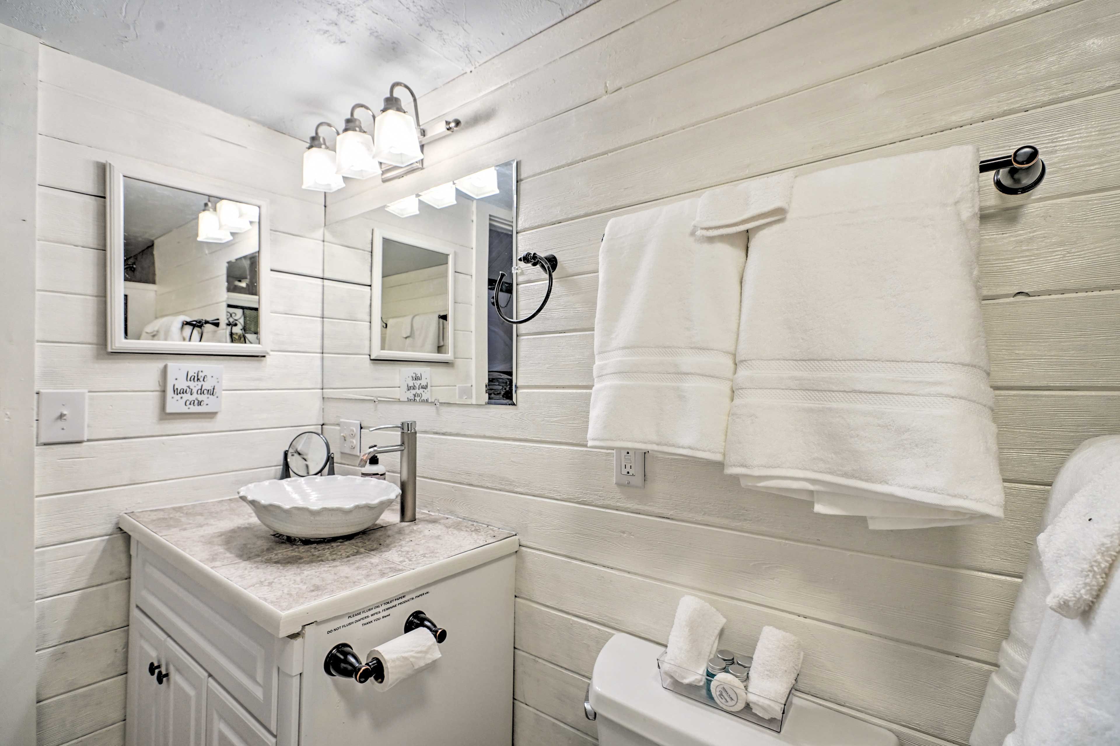 Full Bathroom | Complimentary Toiletries