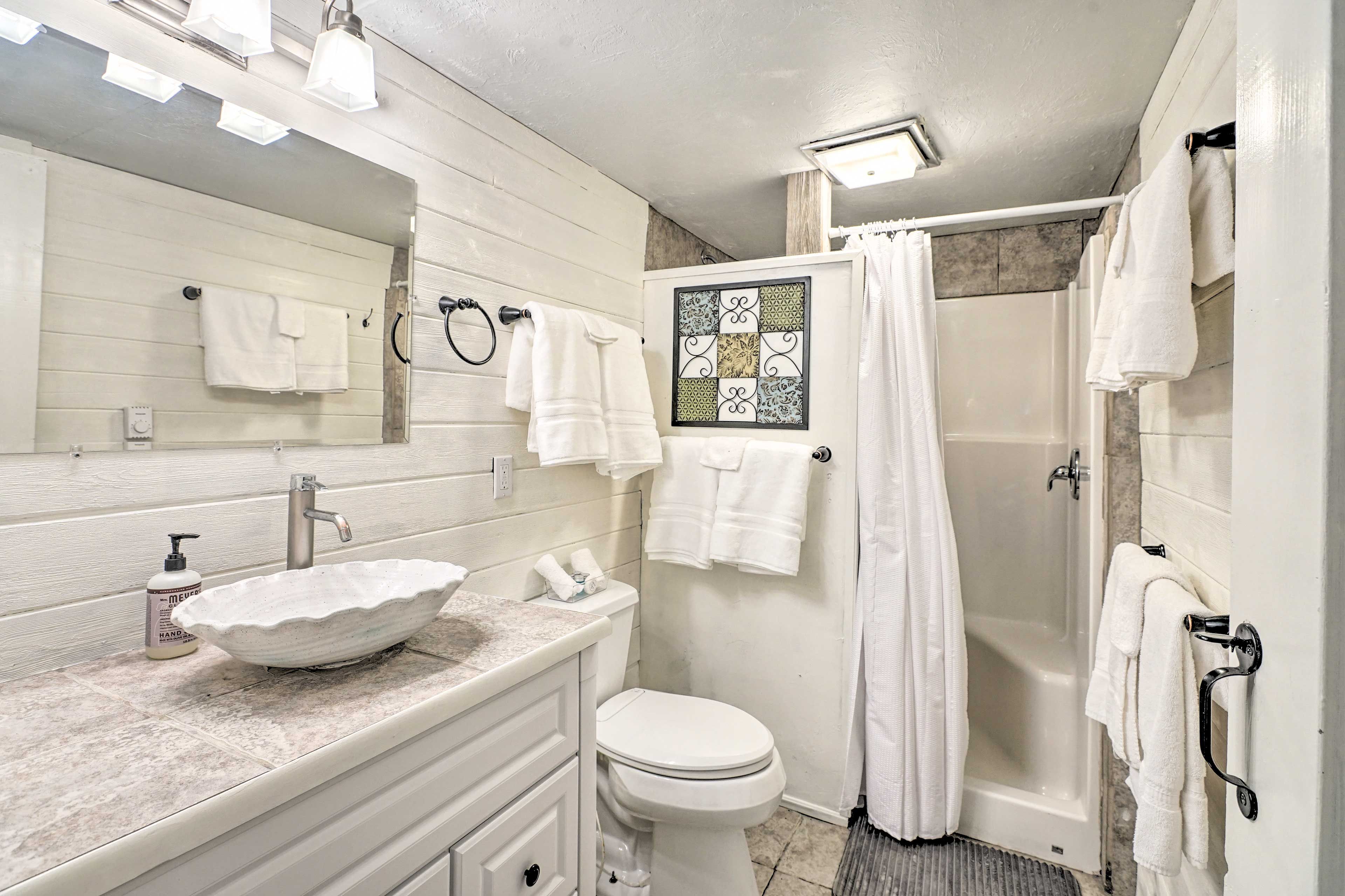 Full Bathroom | 1st Floor | Linens & Towels Provided