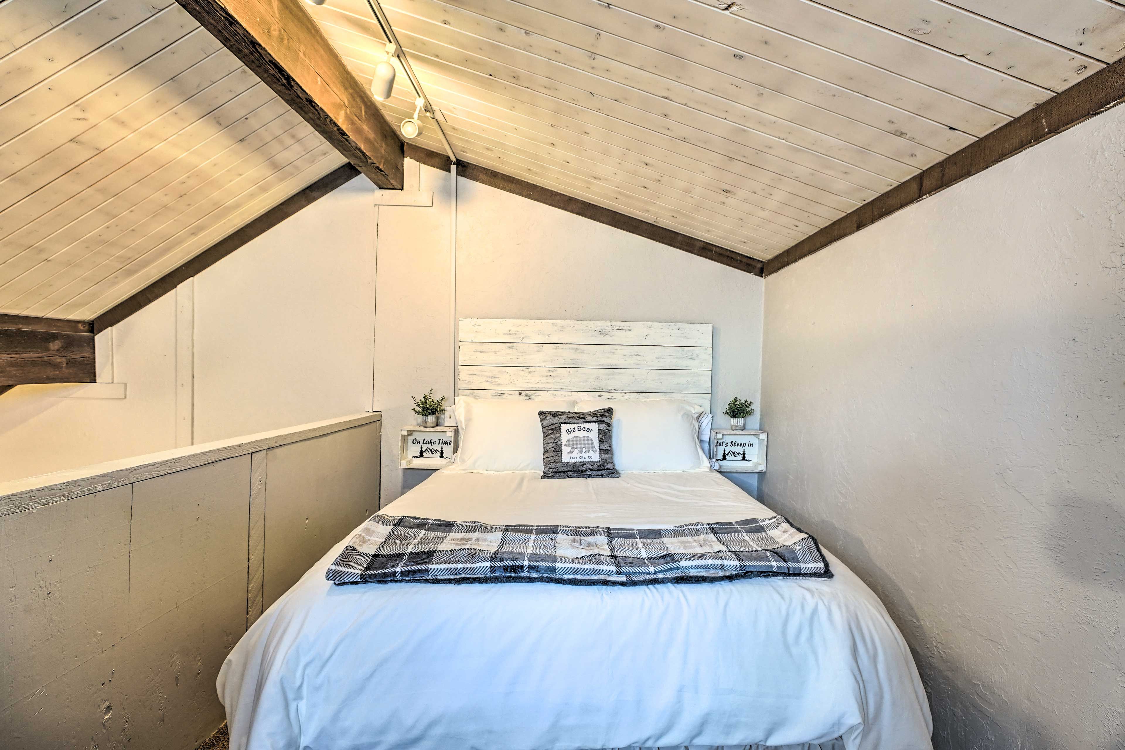 Loft | 2nd Floor | Queen Bed