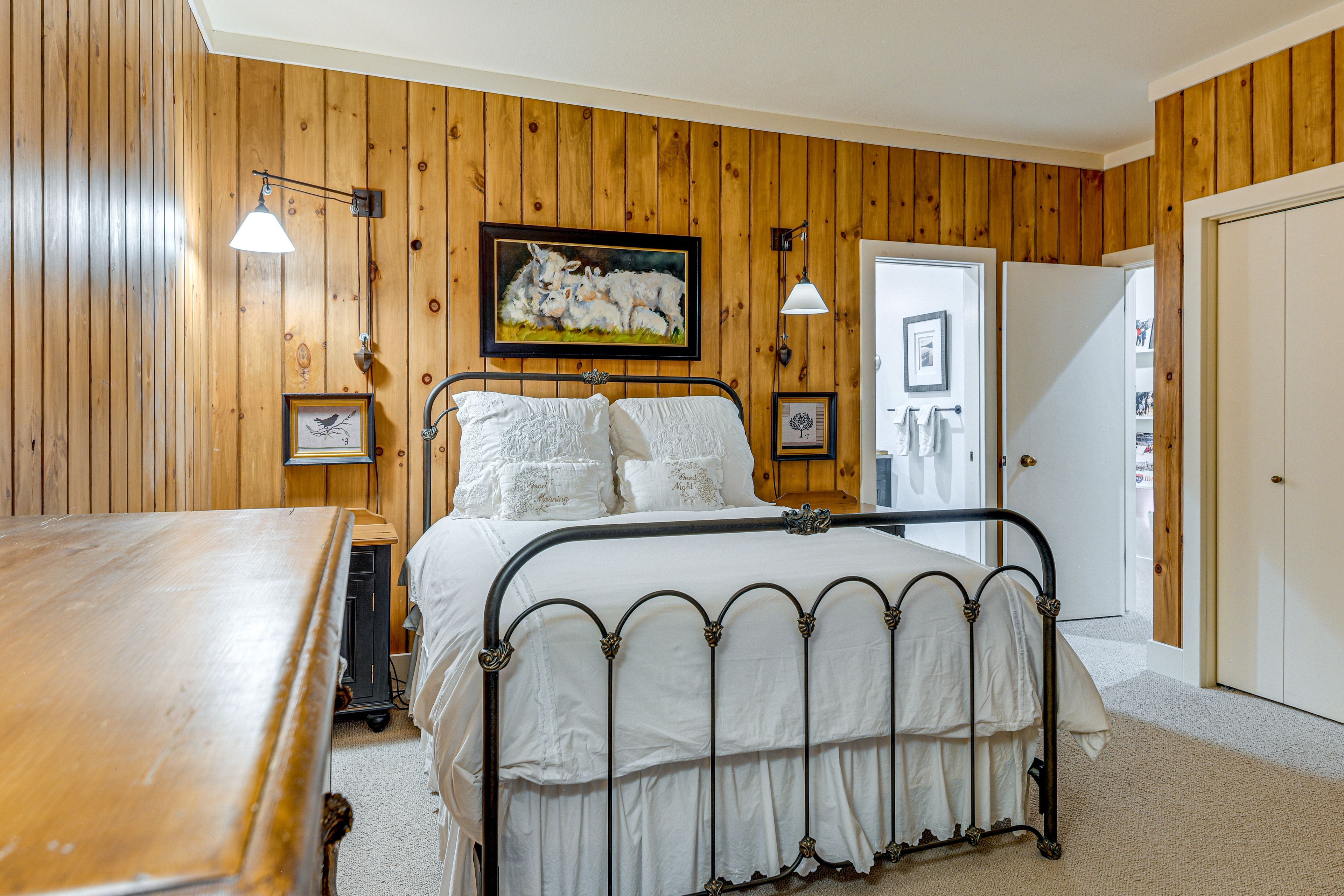 Bedroom 2 (Anderson Room) | Queen Bed