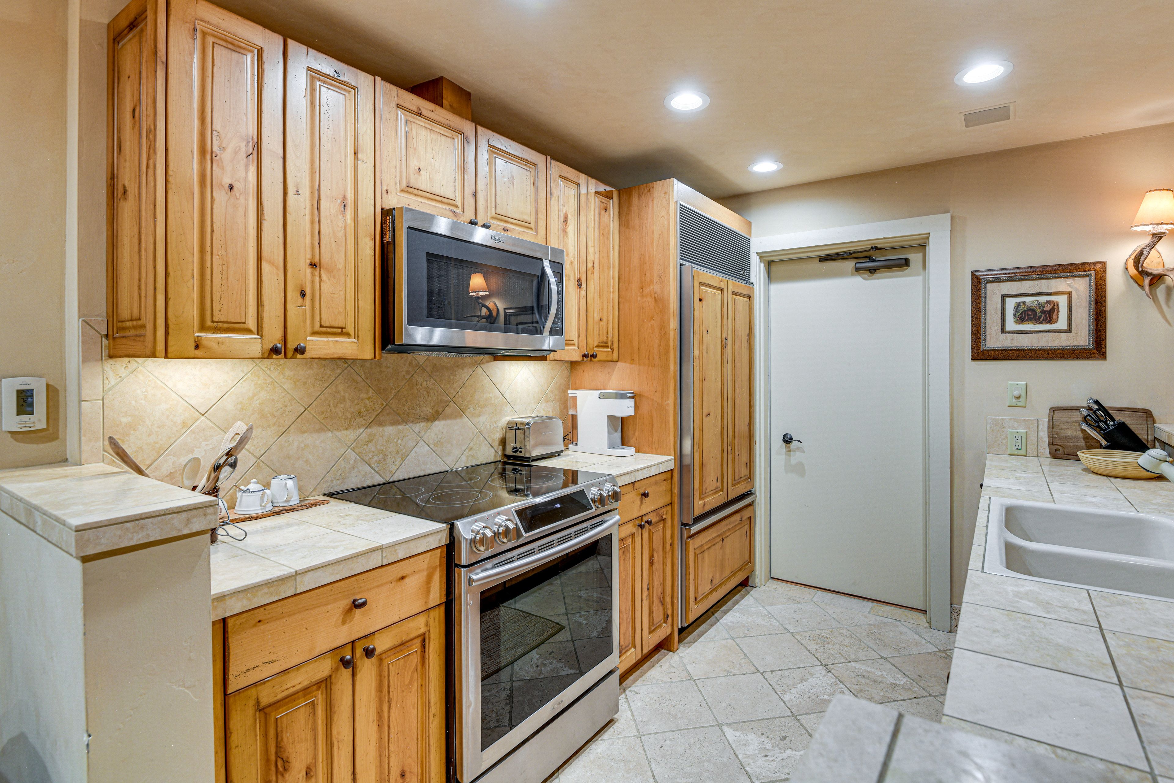 Well-Equipped Kitchen | Toaster | Coffee Maker