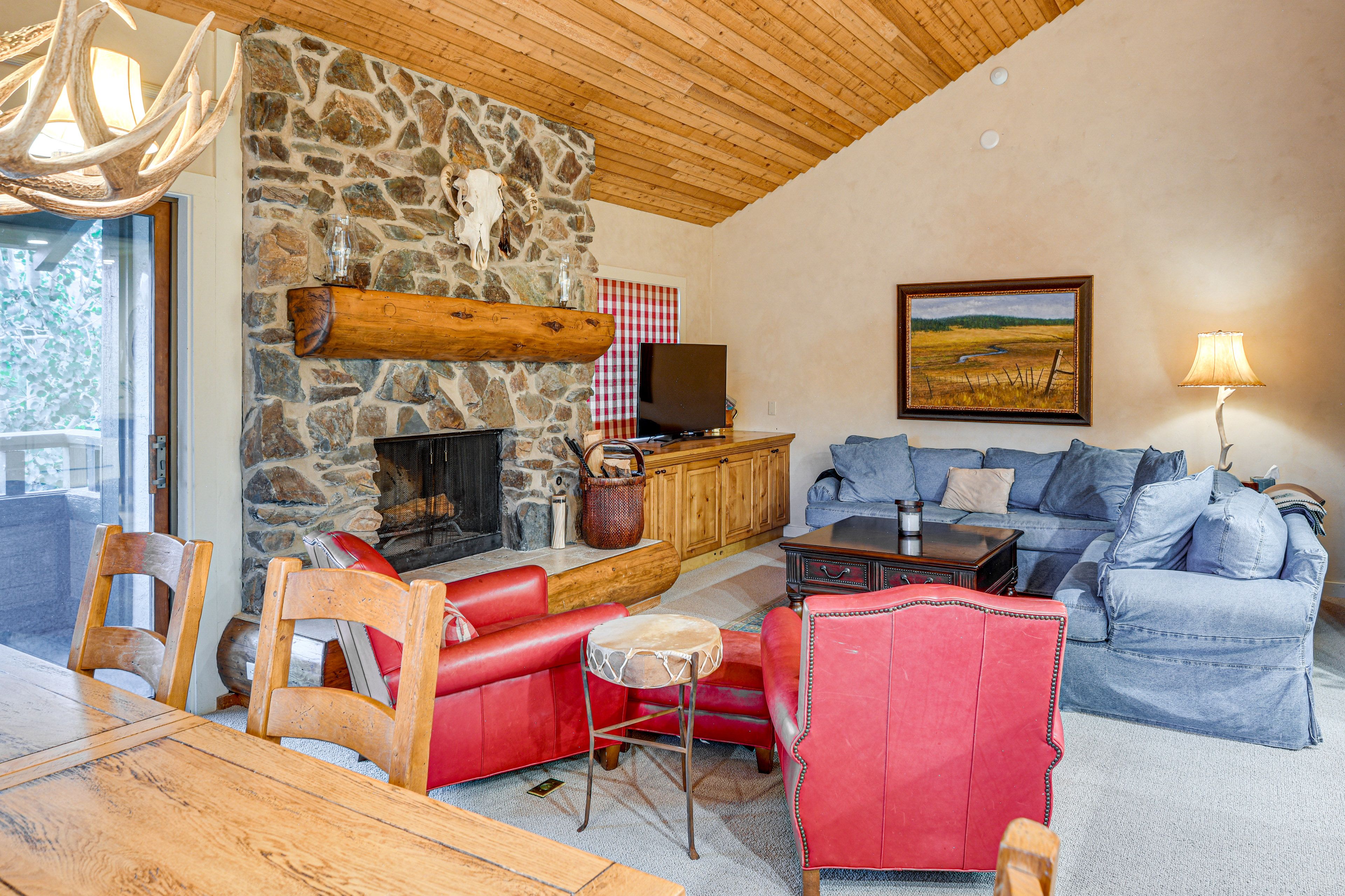 Living Room | Cable | Free WiFi | Wood-Burning Fireplace