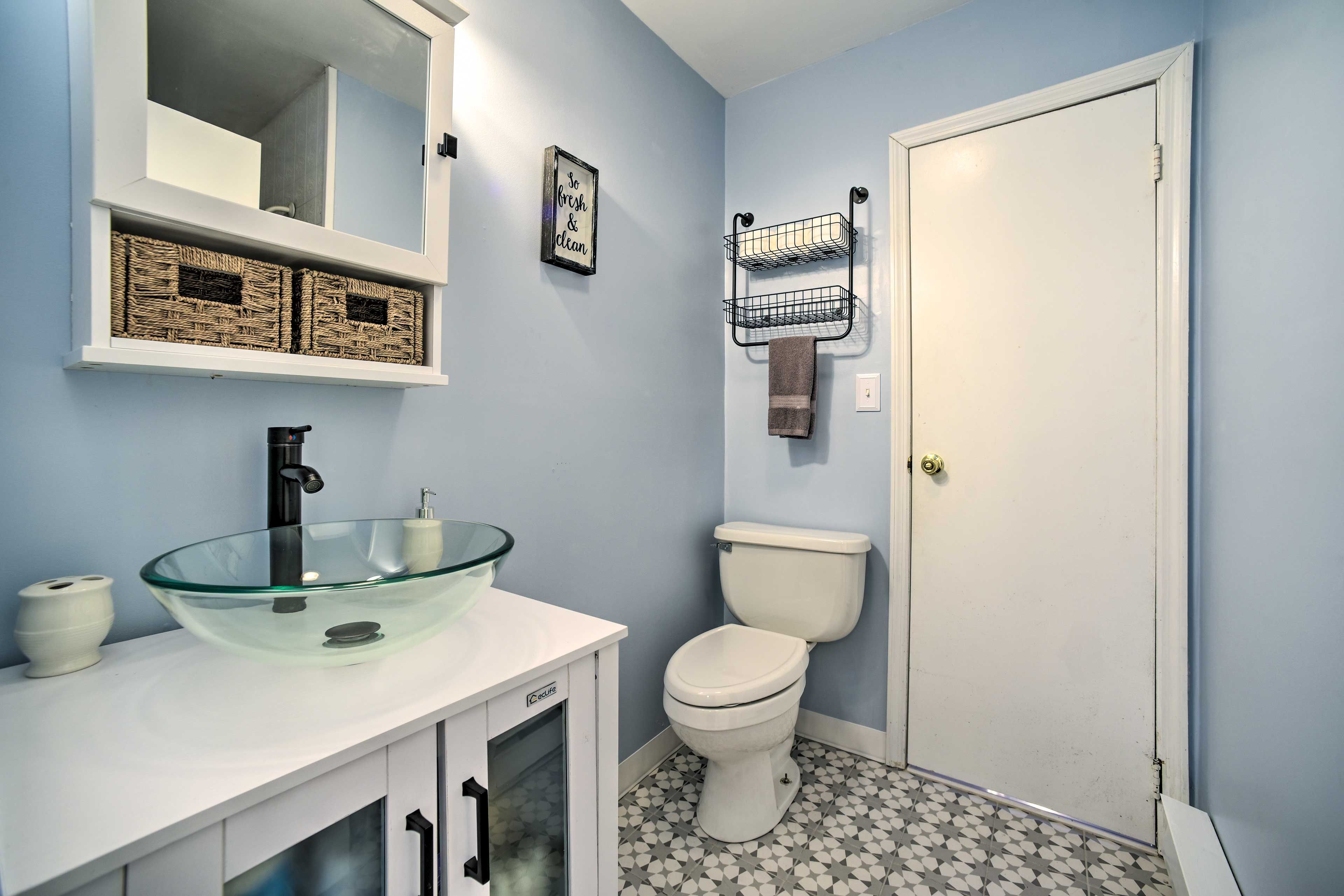 En-Suite Bathroom | Walk-In Shower | Towels Provided | 2nd Floor
