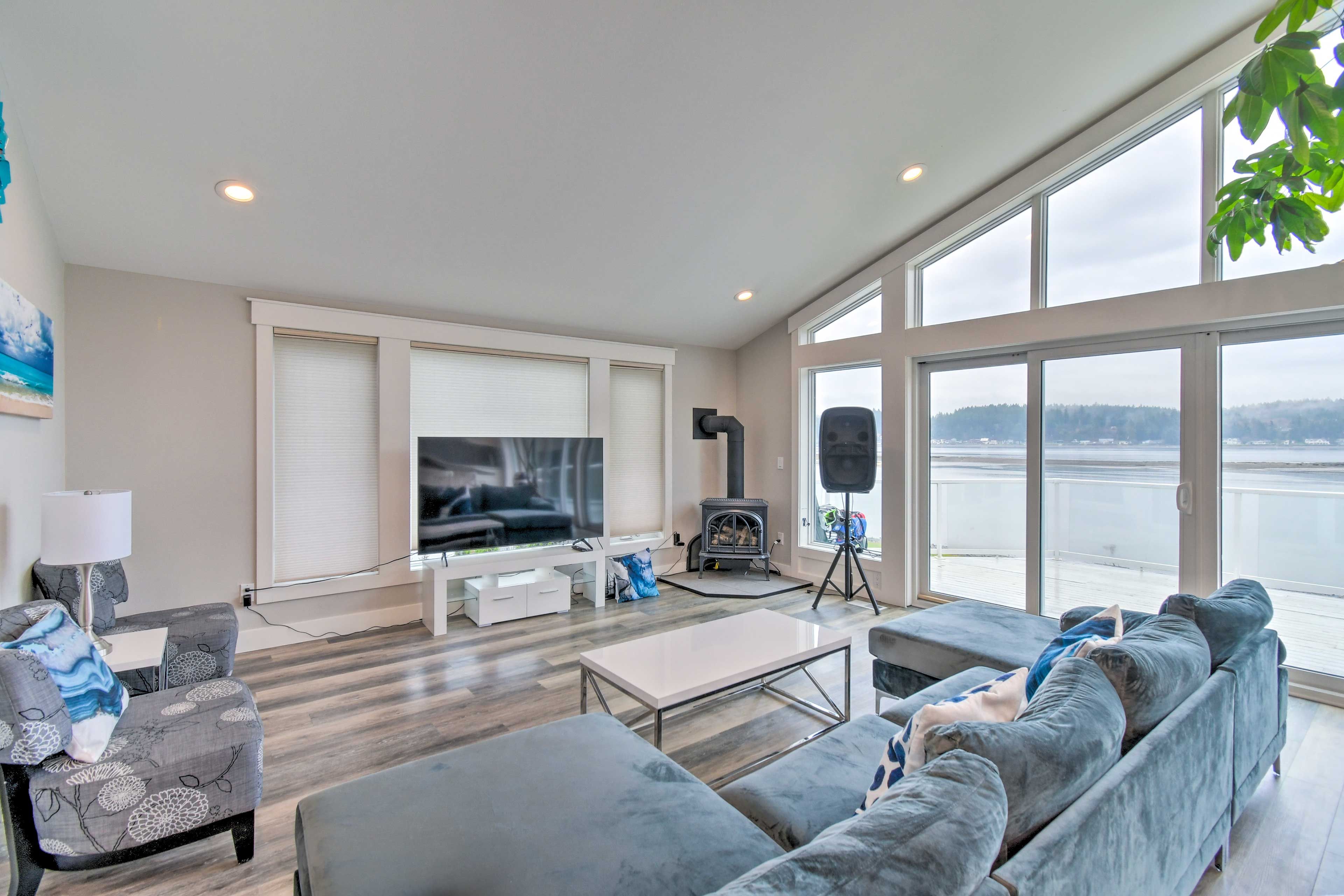 Allyn Vacation Rental | 4BR | 3BA | 2,190 Sq Ft | 2 Stories | Stairs Required
