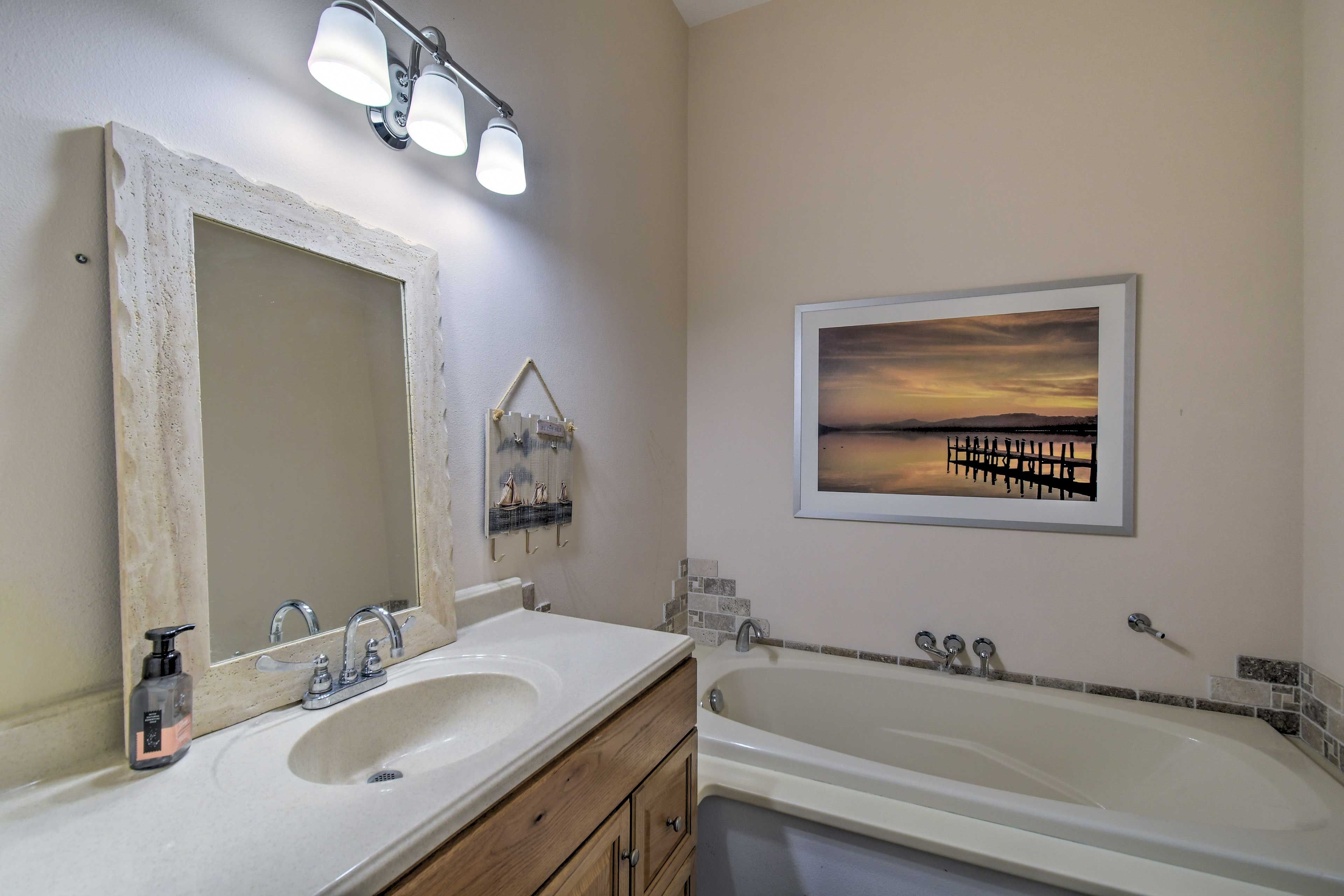 Full Bathroom | Complimentary Toiletries