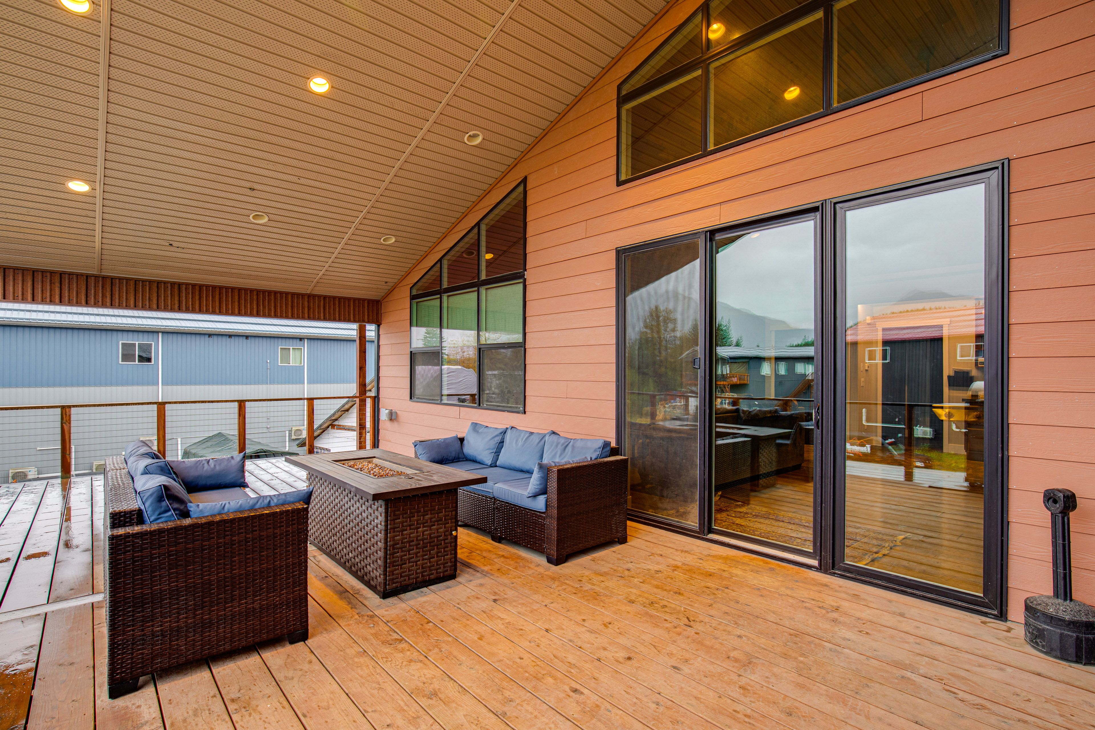 Furnished Deck | 1st Floor